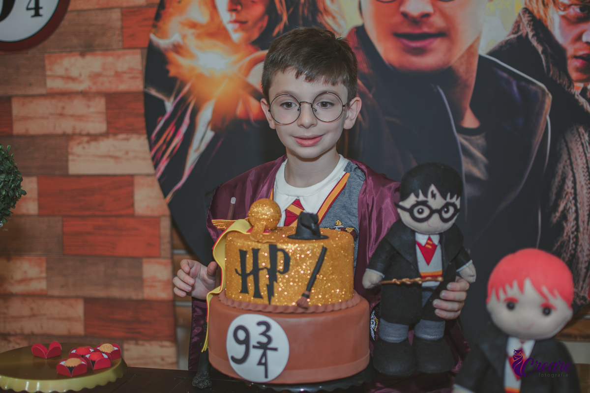 Fotografia de aniversário infantil, festa de 8 anos com tema Harry Potter. Festa infantil no Buffet Espaço Villas Kidas em São Bernardo do Campo. Fotógrafo.