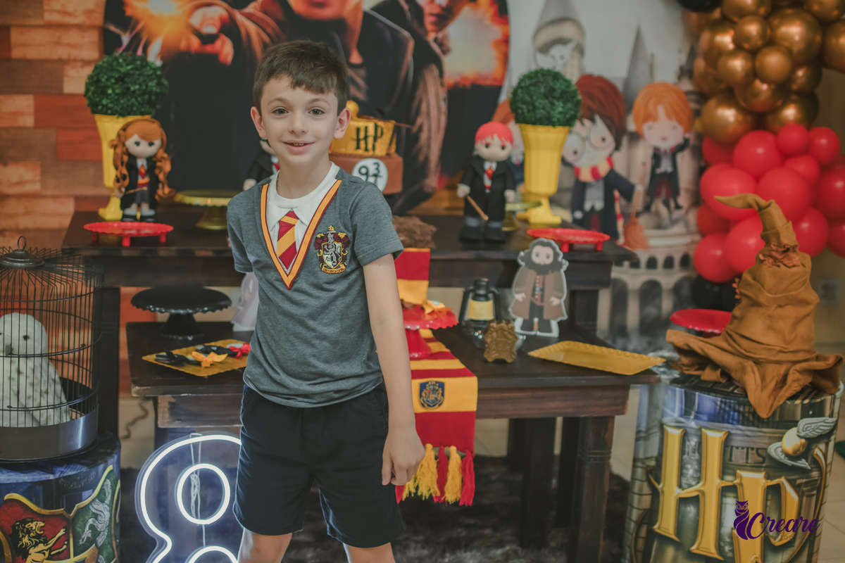 Fotografia de aniversário infantil, festa de 8 anos com tema Harry Potter. Festa infantil no Buffet Espaço Villas Kidas em São Bernardo do Campo. Fotógrafo.