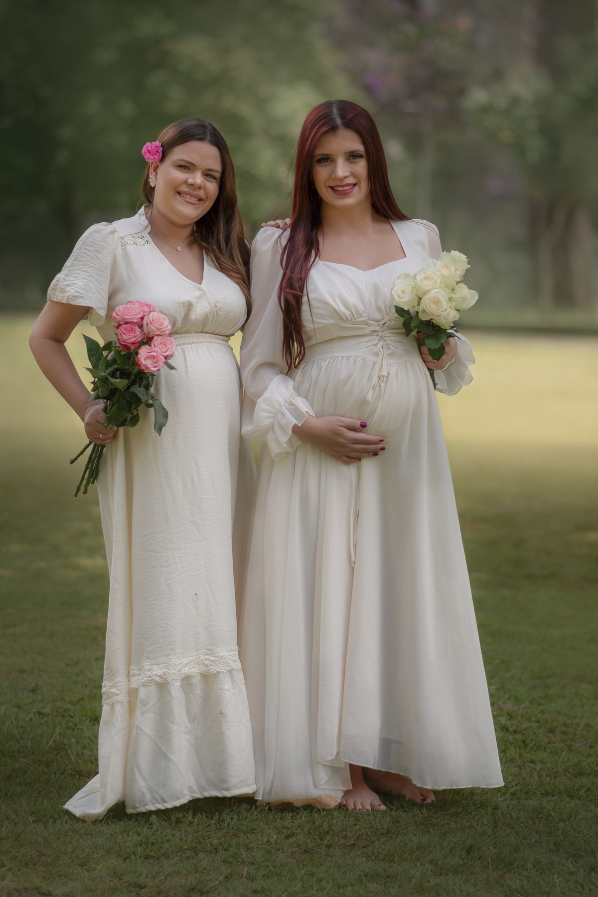 Duas mulheres de vestido branco ambas gestante em um ensaio fotográfico no Parque Chácara SIlvestre em São Bernardo do Campo.