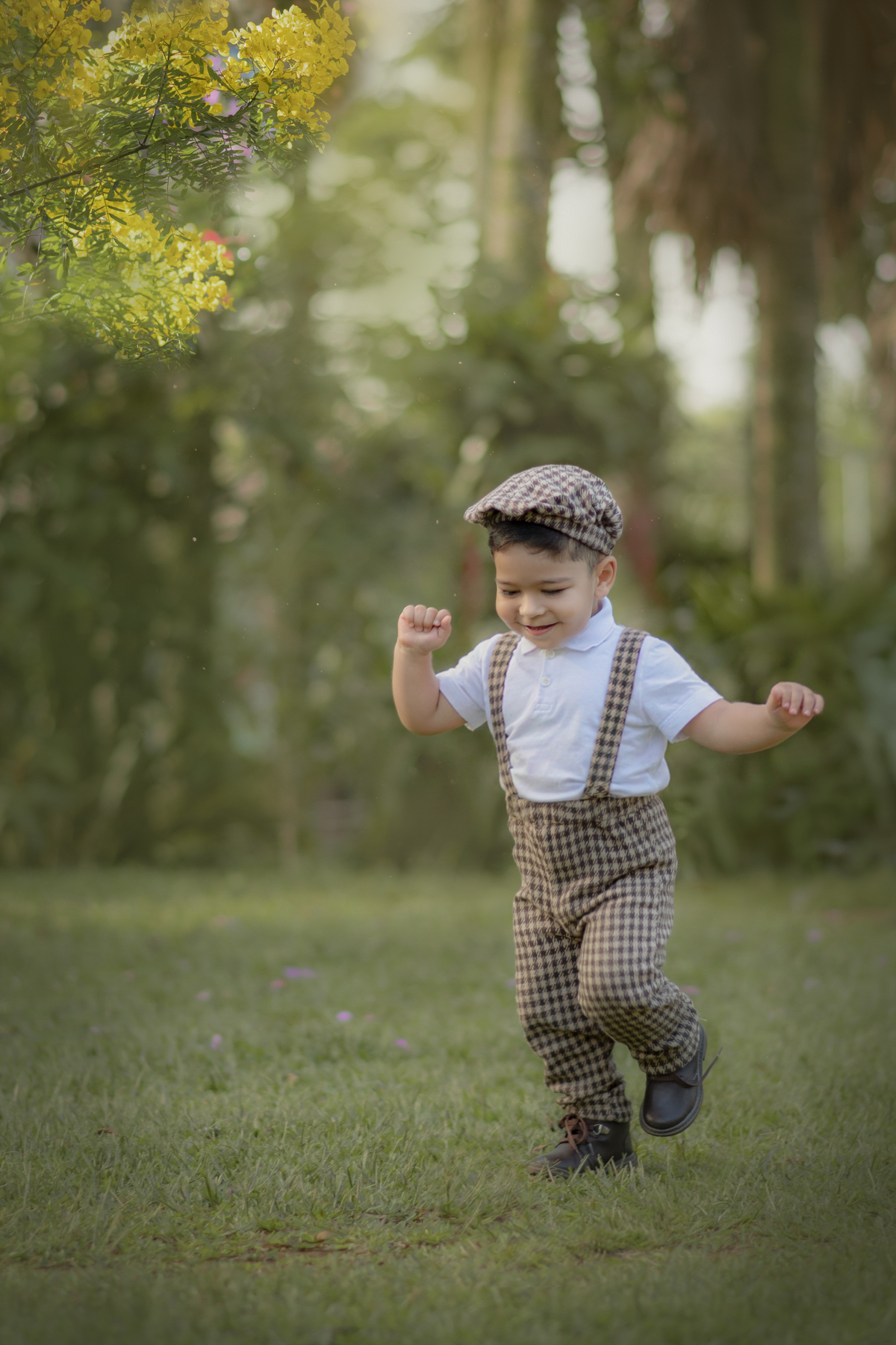 Um menino vestido com roupa camponês correndo em um parque, durante o ensaio fotográfico de dia das mães.