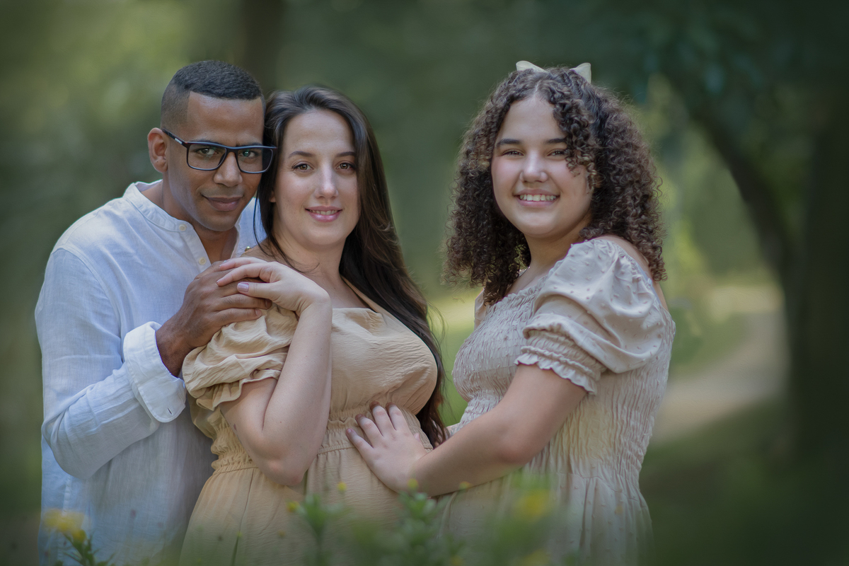 um casal e sua filha, no parque Chico mendes, durante um ensaio fotográfico de gestante.