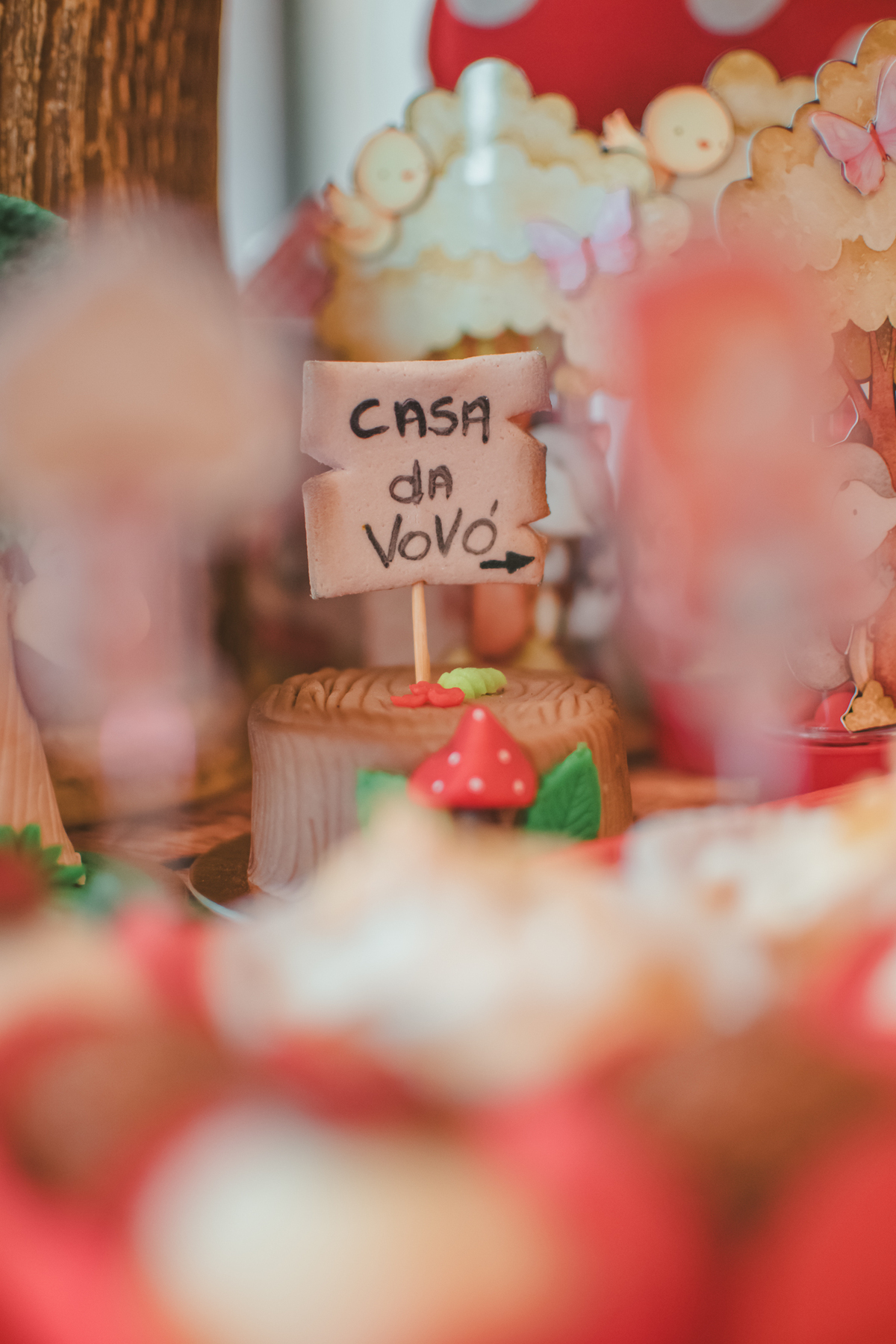 Doce de festa infantil com uma plaquinha escrito Casa da vovó e uma seta aprontada para a direita.