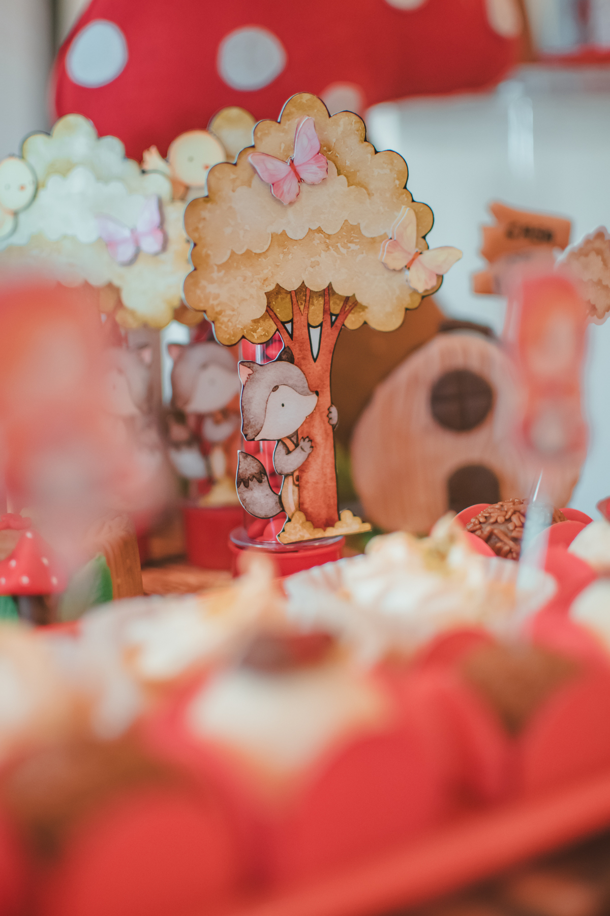 doces de festa infantil decorado com um desenho de lobo mal atrás de uma árvore.