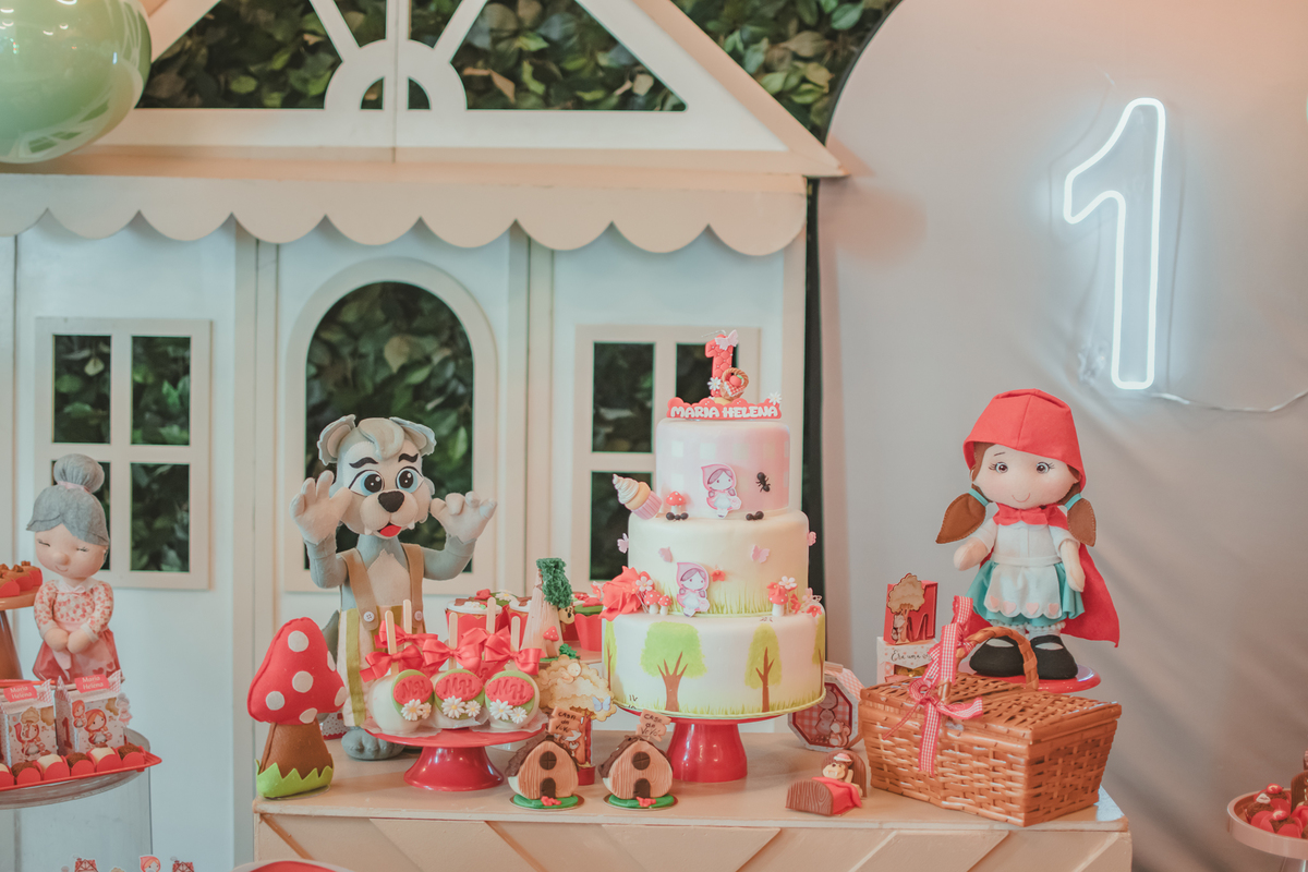 decoração de festa de 1 ano, com tema Chapeuzinho Vermelho em um buffet infantil