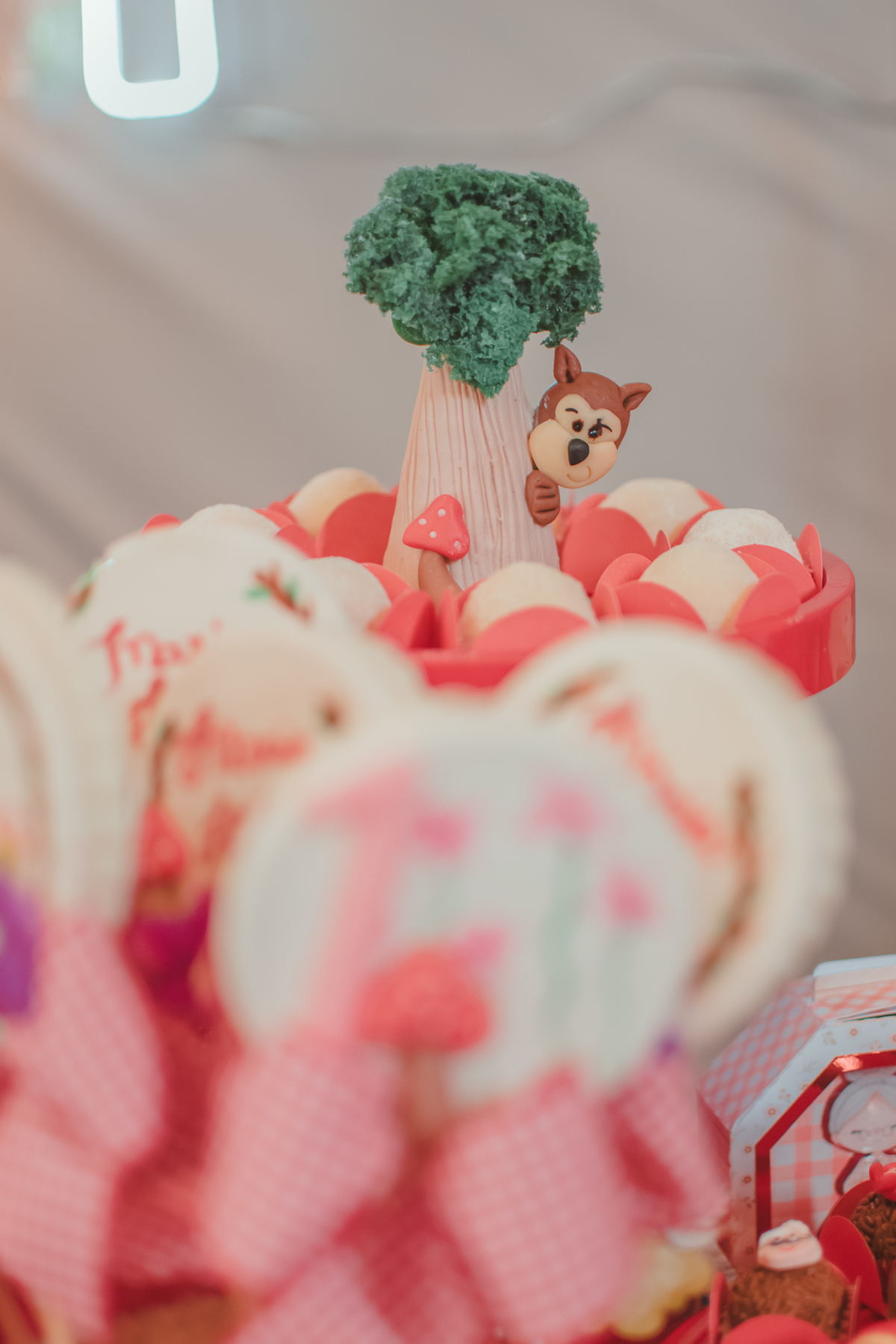 Doce de festa infantil com decoração ed lobo mal atrás de uma árvore.