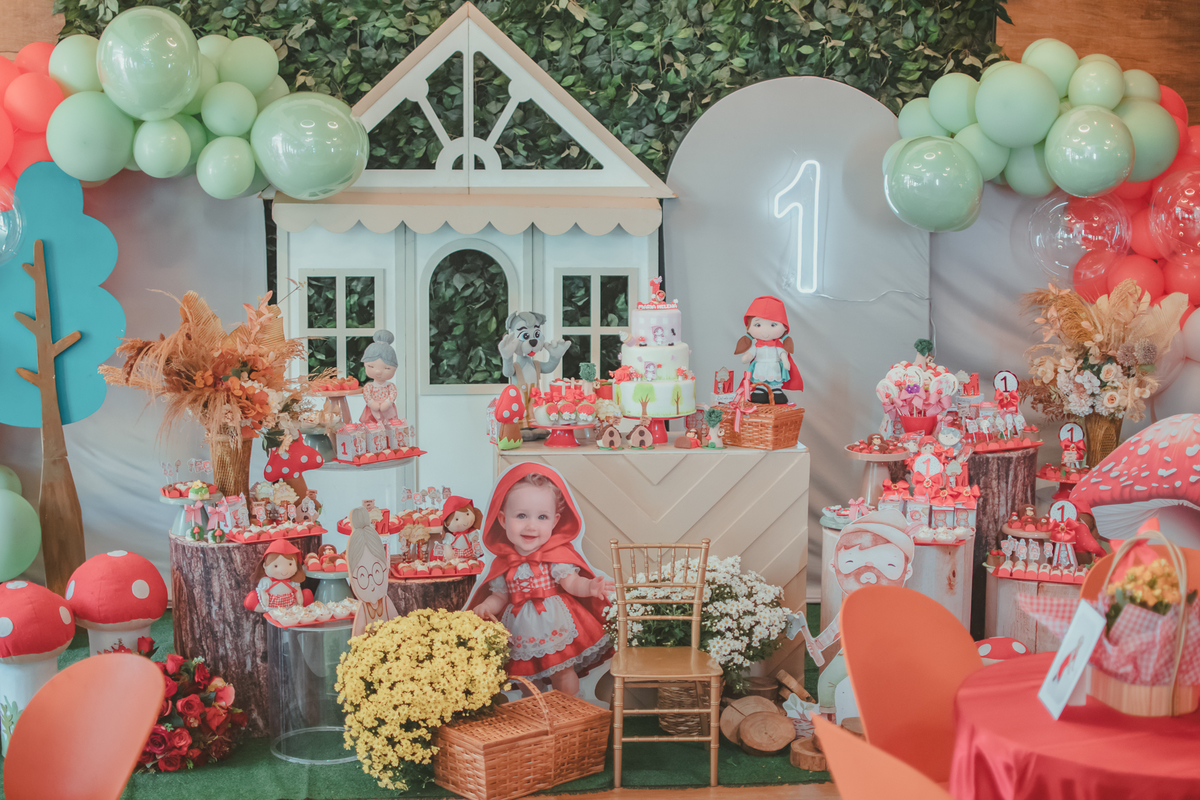 Decoração de festa de 1 ano com tema chapéuzinho vermelho em um aniversário infantil no buffet.