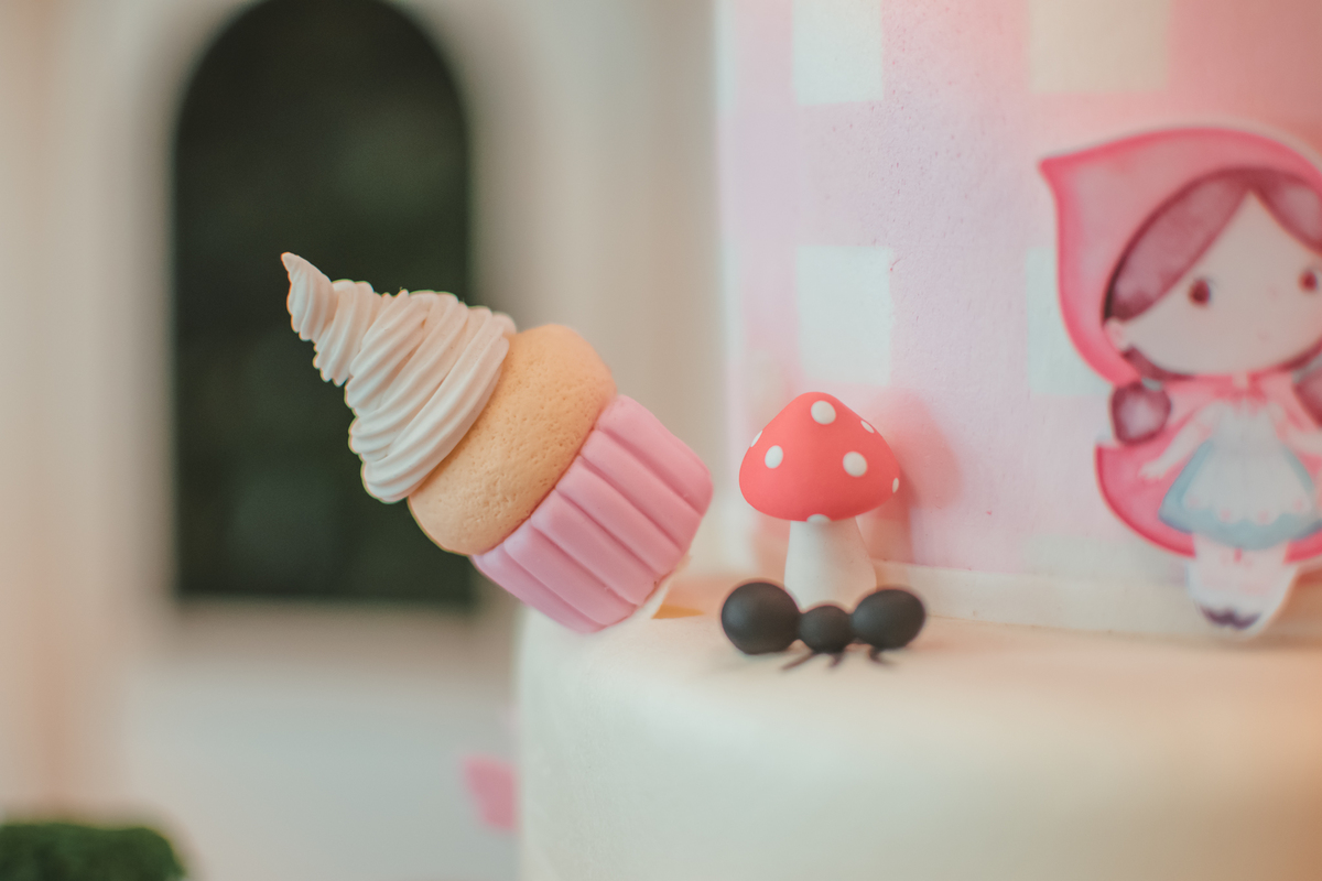 Detalhes de um cupcake decorativo em um bolo.