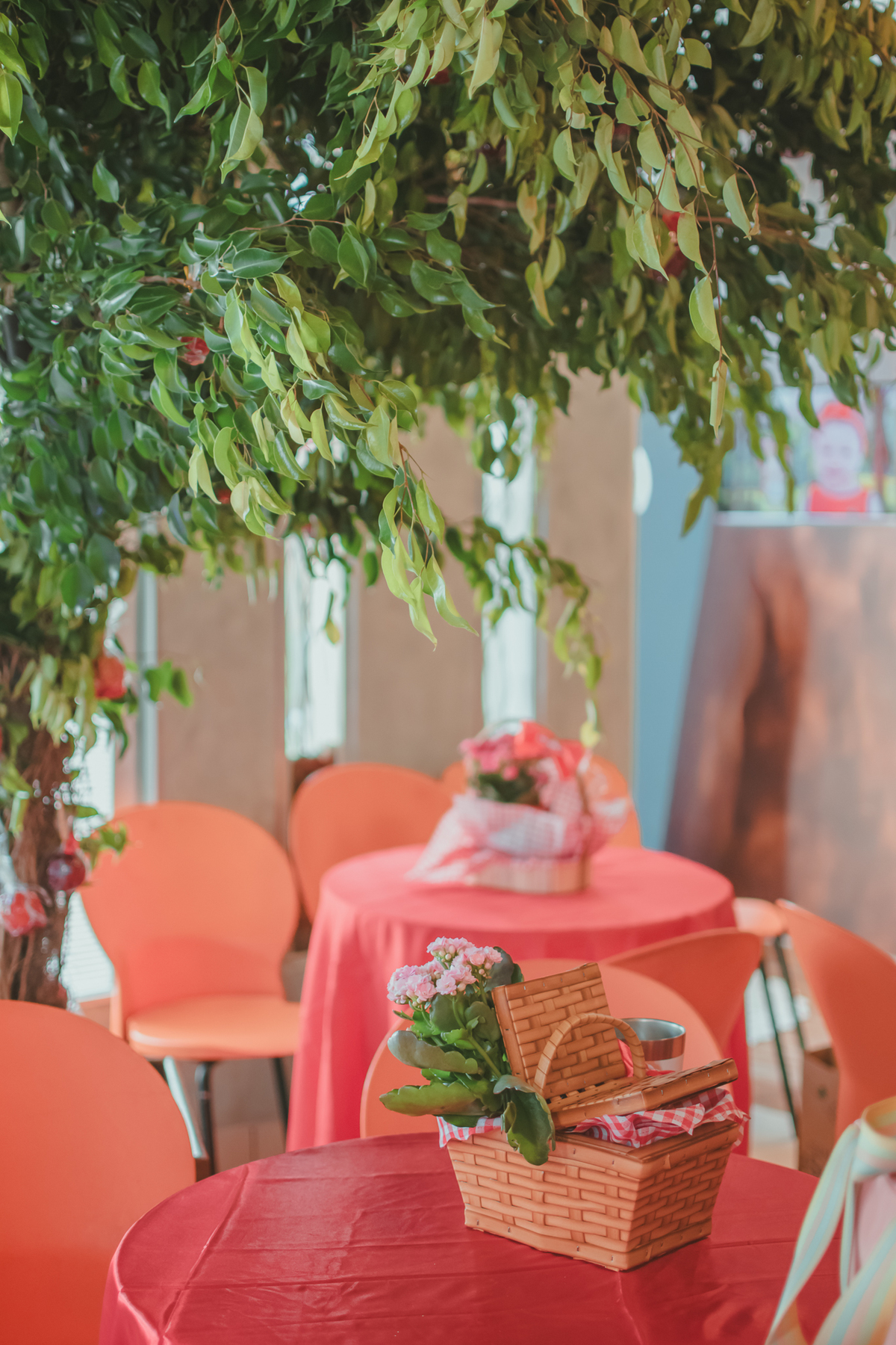 árvore com maçã do amor penduradas em um buffet de festa de aniversário infantil.