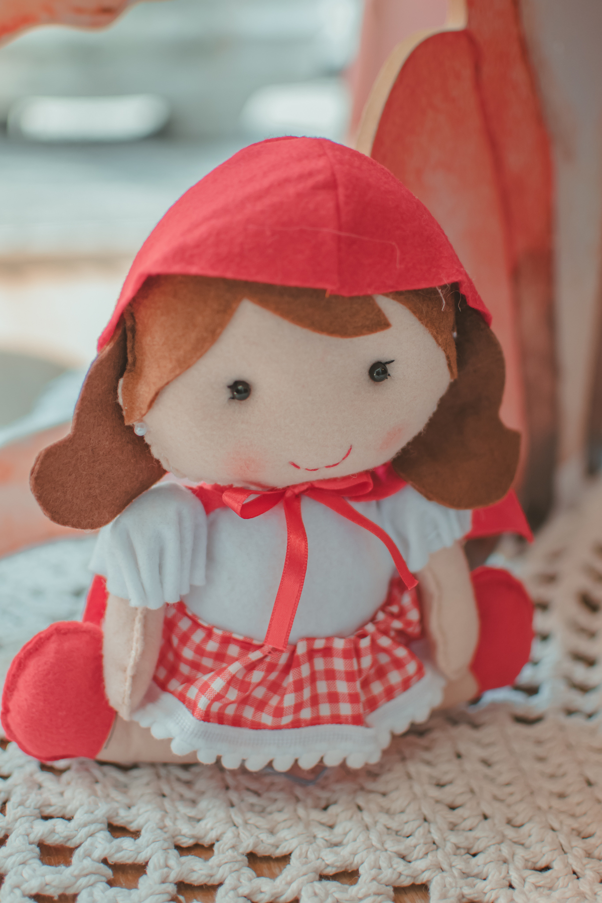 Boneca vestida como a chapeuzinho vermelho.