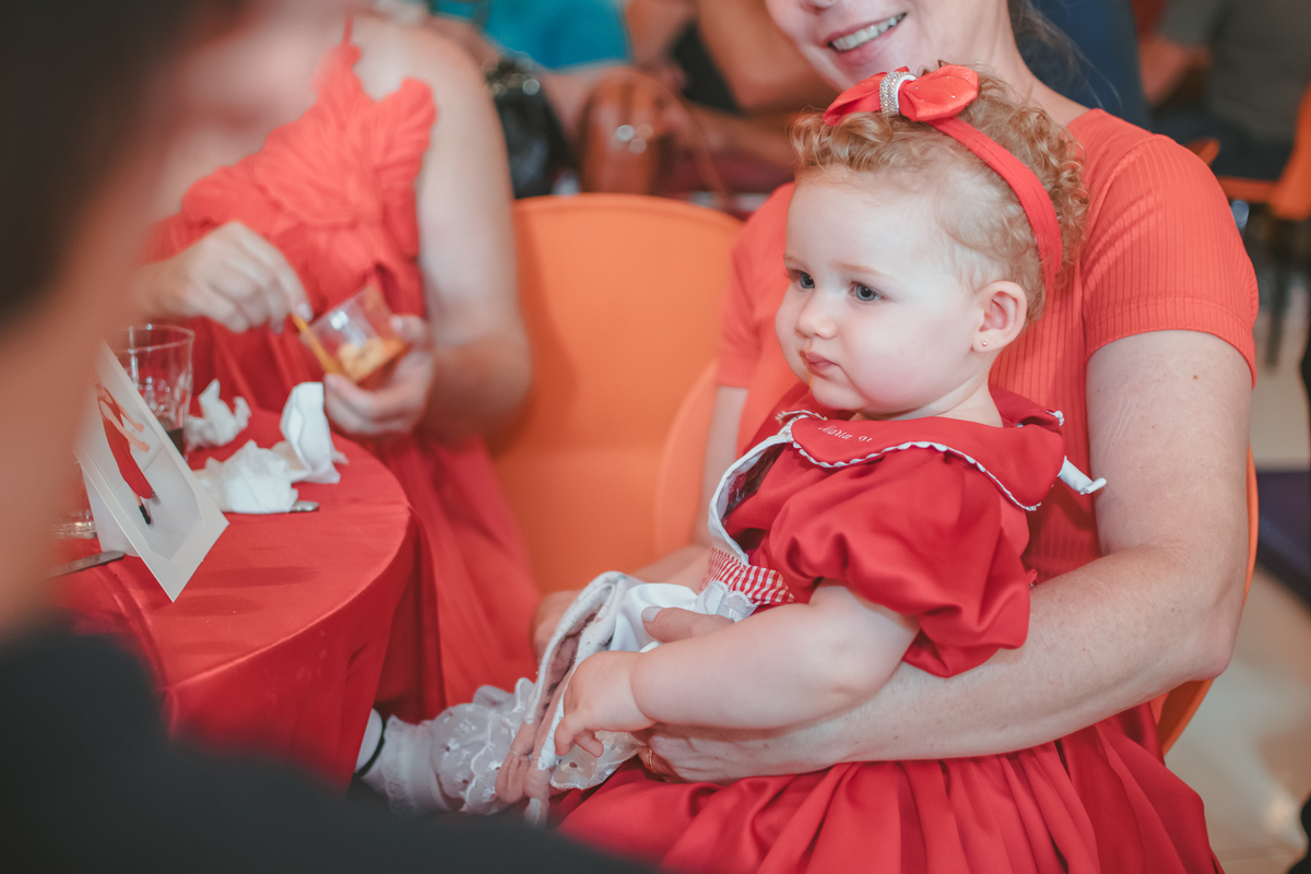 uma bebê observando uma mulher durante seu aniversário de 1 ano.