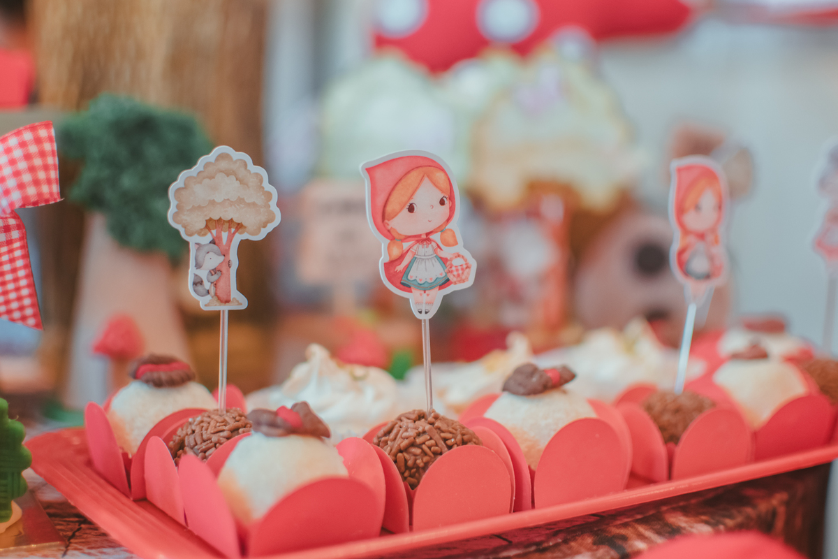 doces de festa infantil com desenhos da chapeuzinho vermelho em cima.