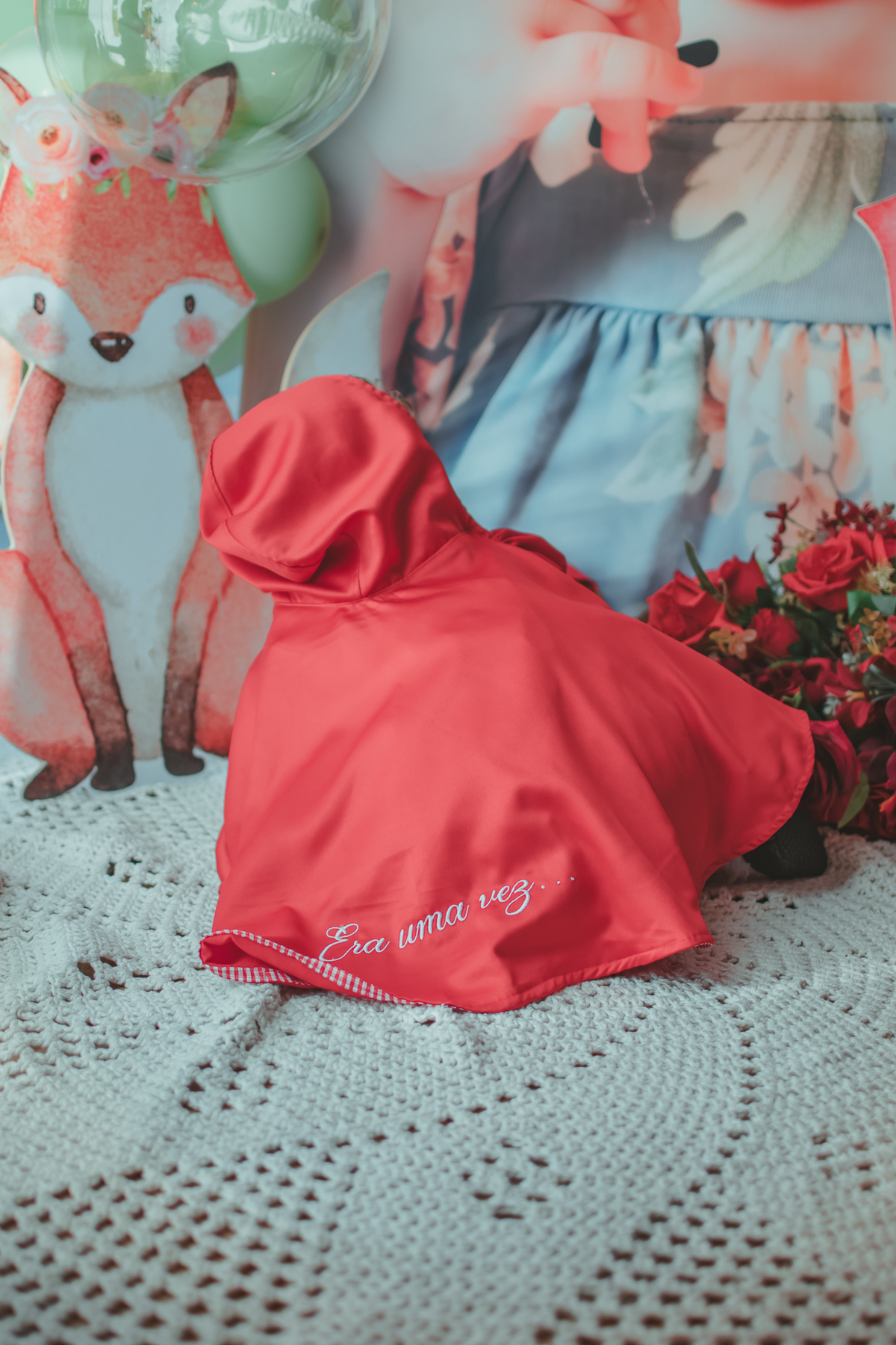 uma bebê de 1 ano usando uma capa Vermelha escrito, Era uma Vez, em sua festa de aniversário.