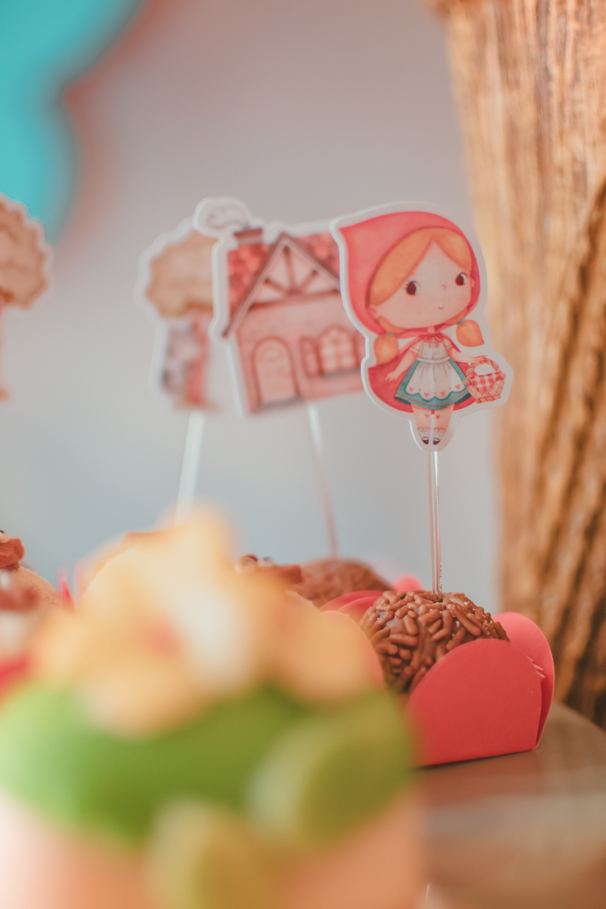 doces de festa infantil com desenhos da chapeuzinho vermelho em cima.