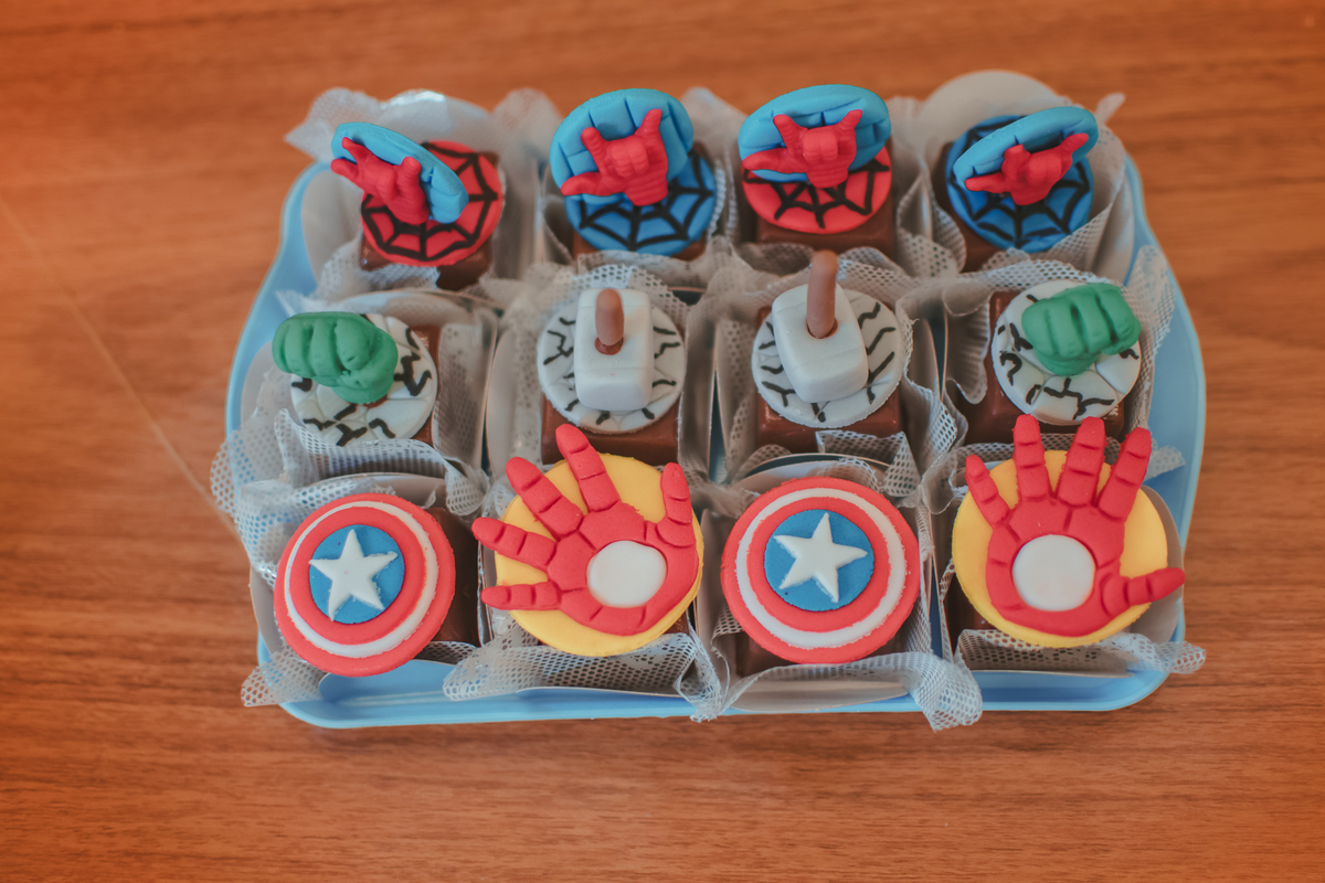 doces de aniversário personaliado com desenho de super herói. 