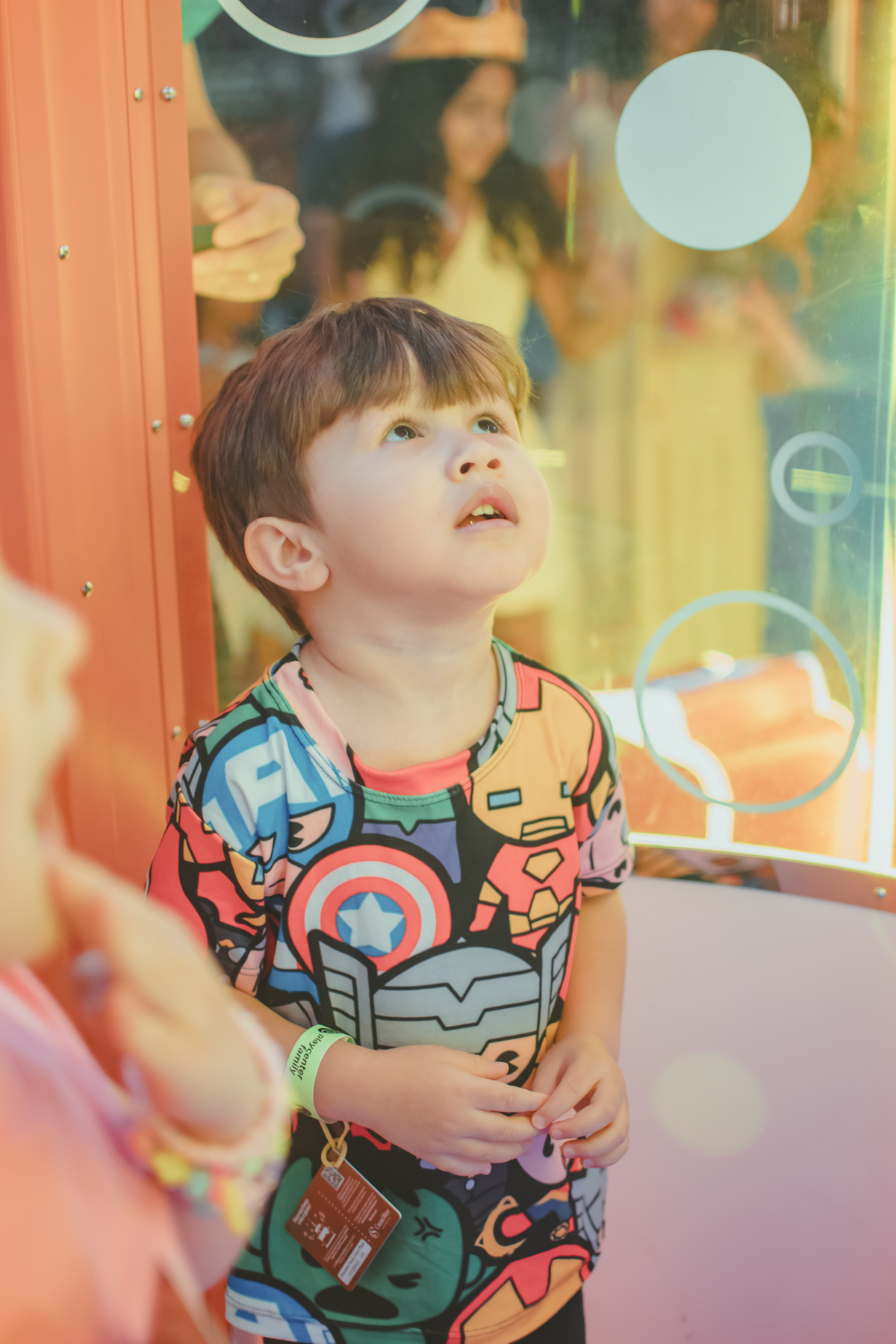 um menino brincando de pegar bolinhas em um brinquedo do Playcenter Family durante a sua festa de aniversário.