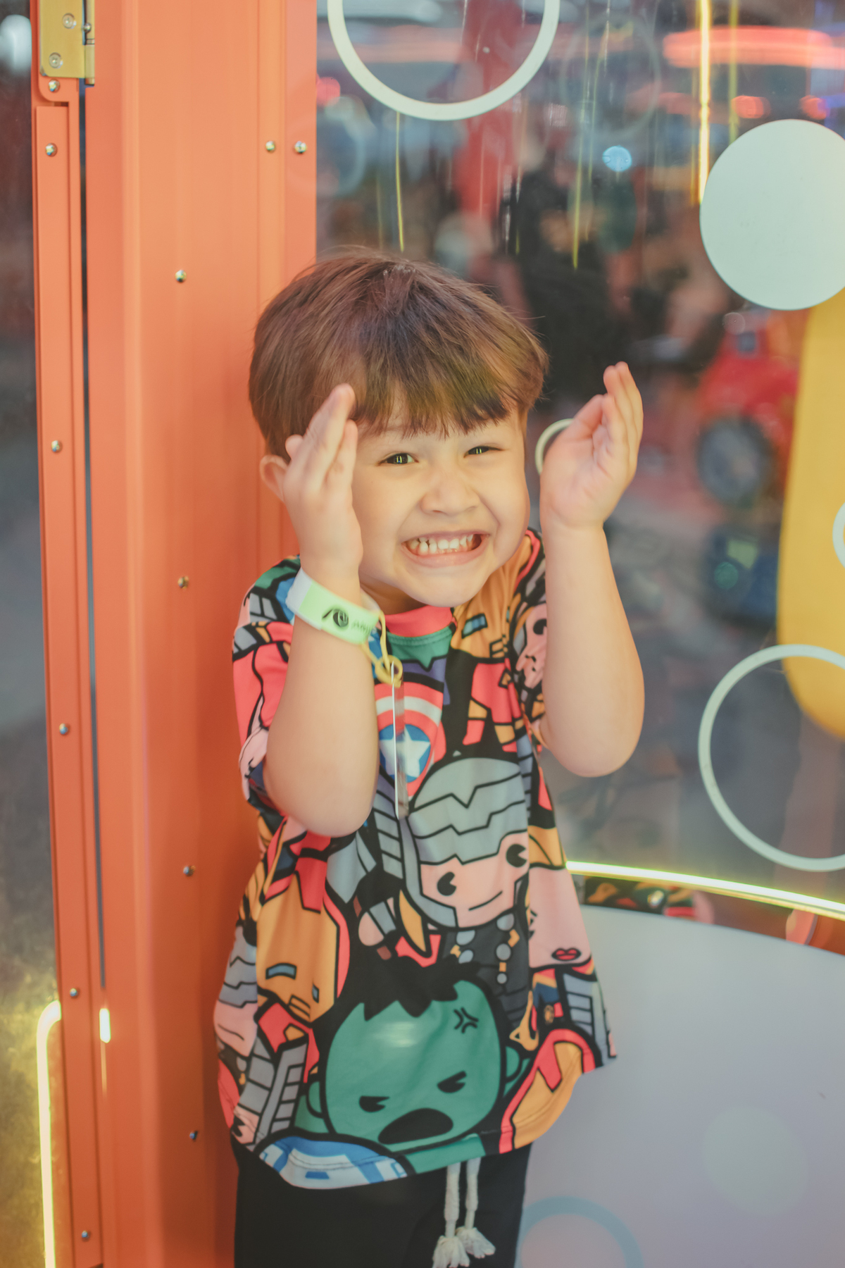 um menino brincando de pegar bolinhas em um brinquedo do Playcenter Family durante a sua festa de aniversário.