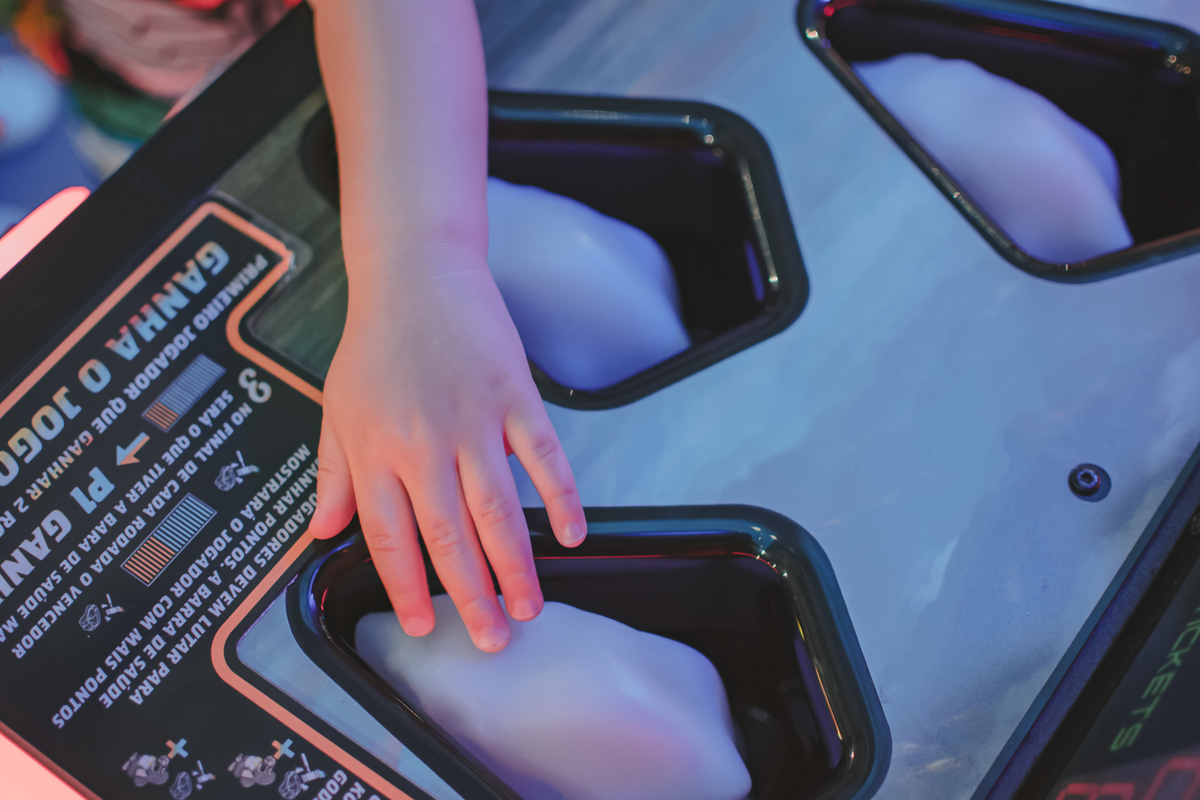 mãos de uma criança em um brinquedo de apertar, durante sua festa de aniversário.