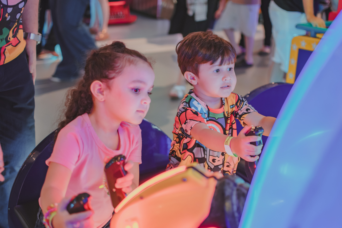 duas crianças brincando juntas em um brinquedo de água do Playcenter Family durante uma festa de aniversário.