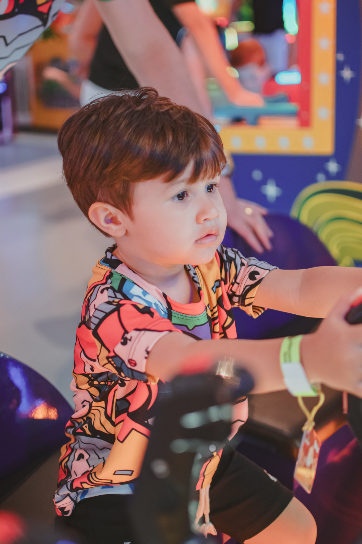 Um menino pequeno brincando juntas em um brinquedo de água do Playcenter Family durante uma festa de aniversário.