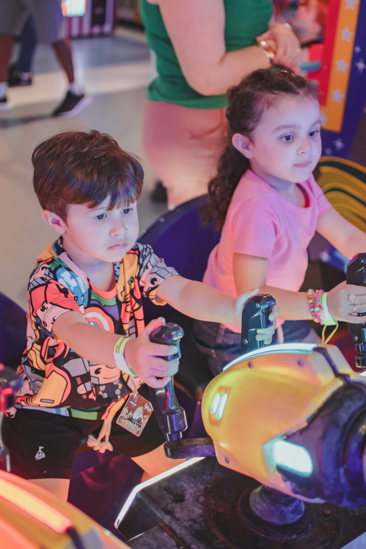 duas crianças pequenas brincando juntas em um brinquedo de água do Playcenter Family durante uma festa de aniversário.