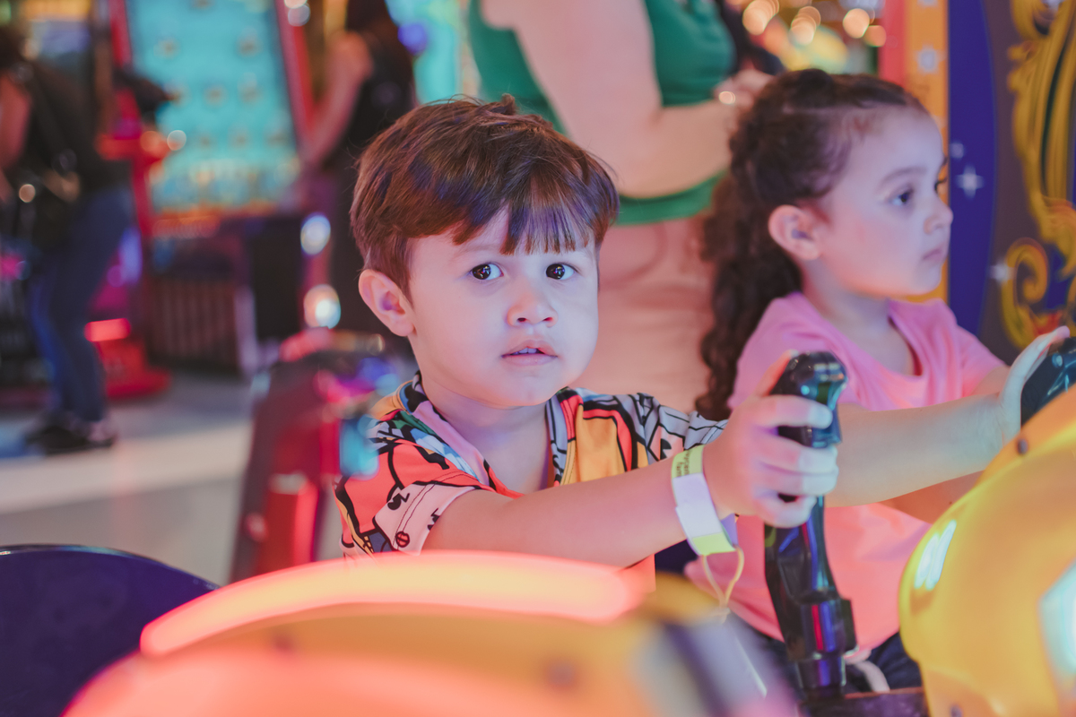 duas crianças brincando juntas em um brinquedo de água do Playcenter Family durante uma festa de aniversário.