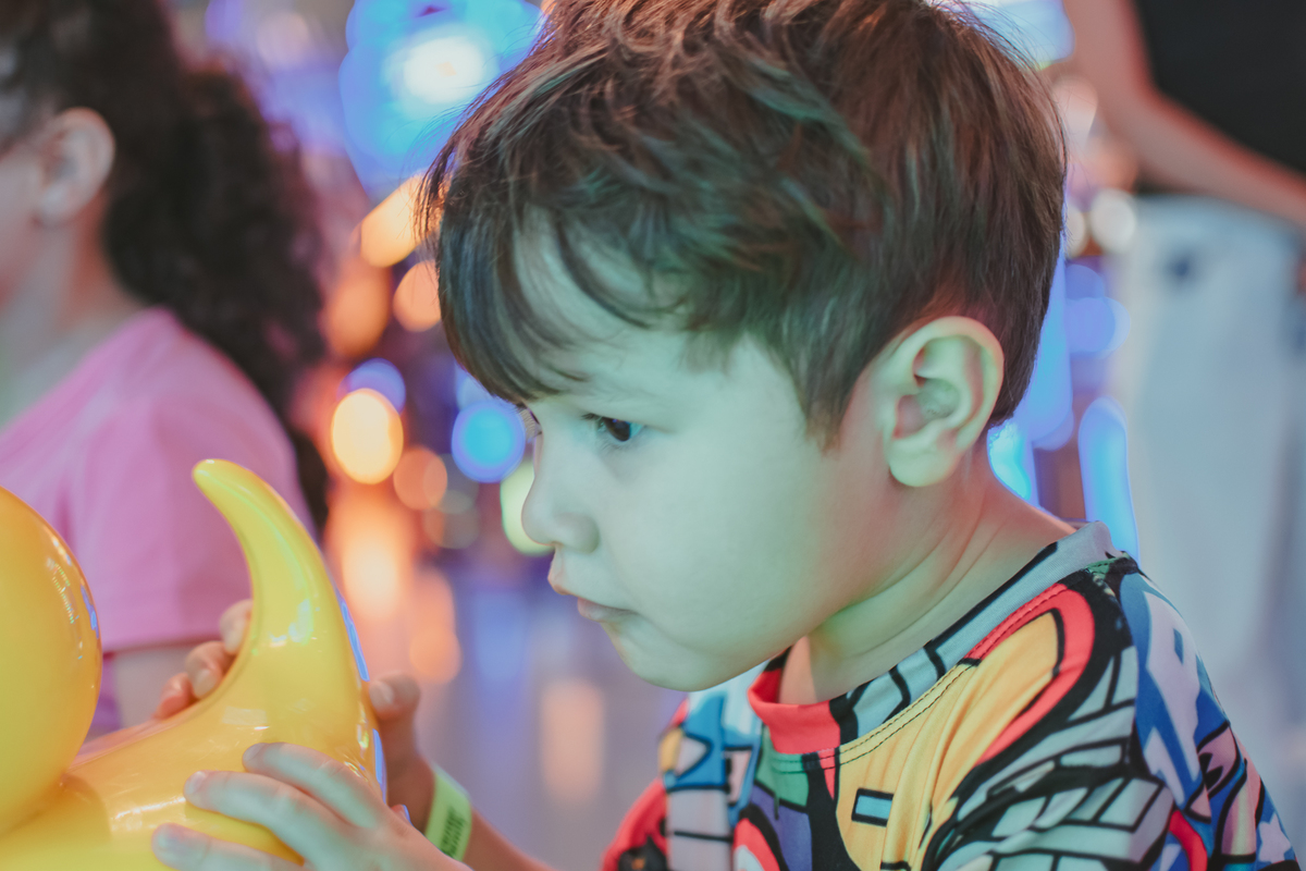 Um menino pequeno brincando juntas em um brinquedo de água do Playcenter Family durante uma festa de aniversário.