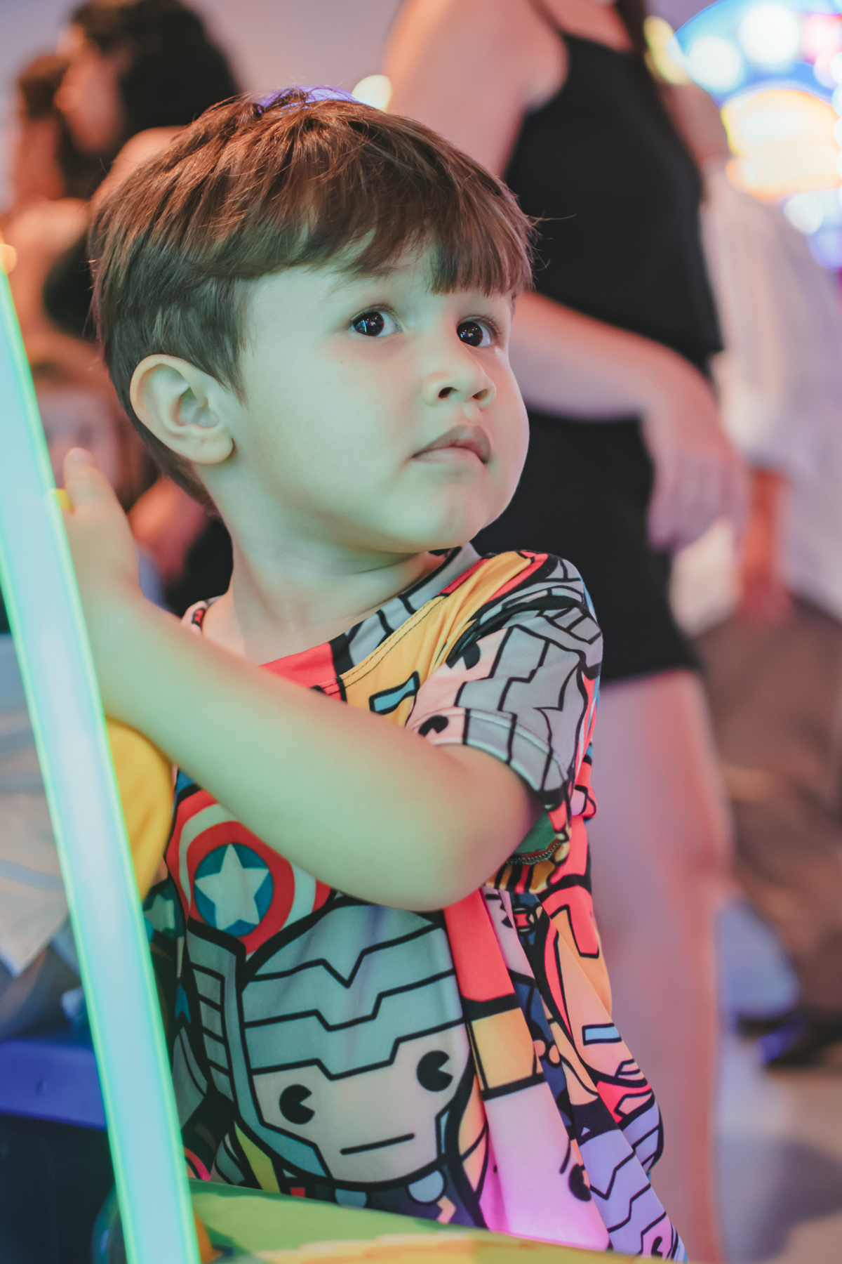 Um menino brincando juntas em um brinquedo de água do Playcenter Family durante uma festa de aniversário.