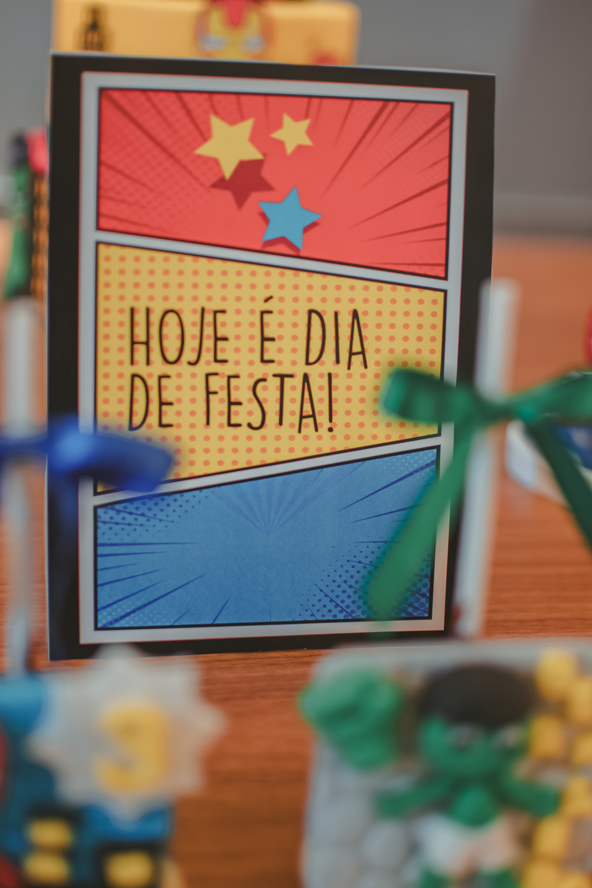 placa decorativa com a escrita Hoje é dia de festa.