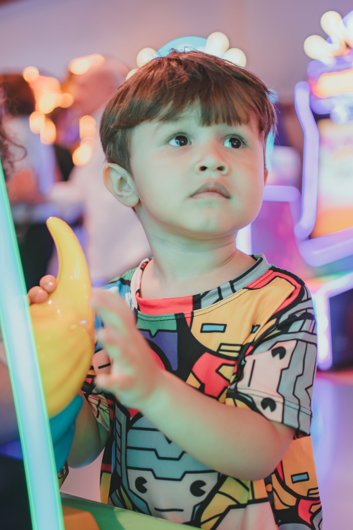 Uma crianças brincando juntas em um brinquedo de água do Playcenter Family durante uma festa de aniversário.