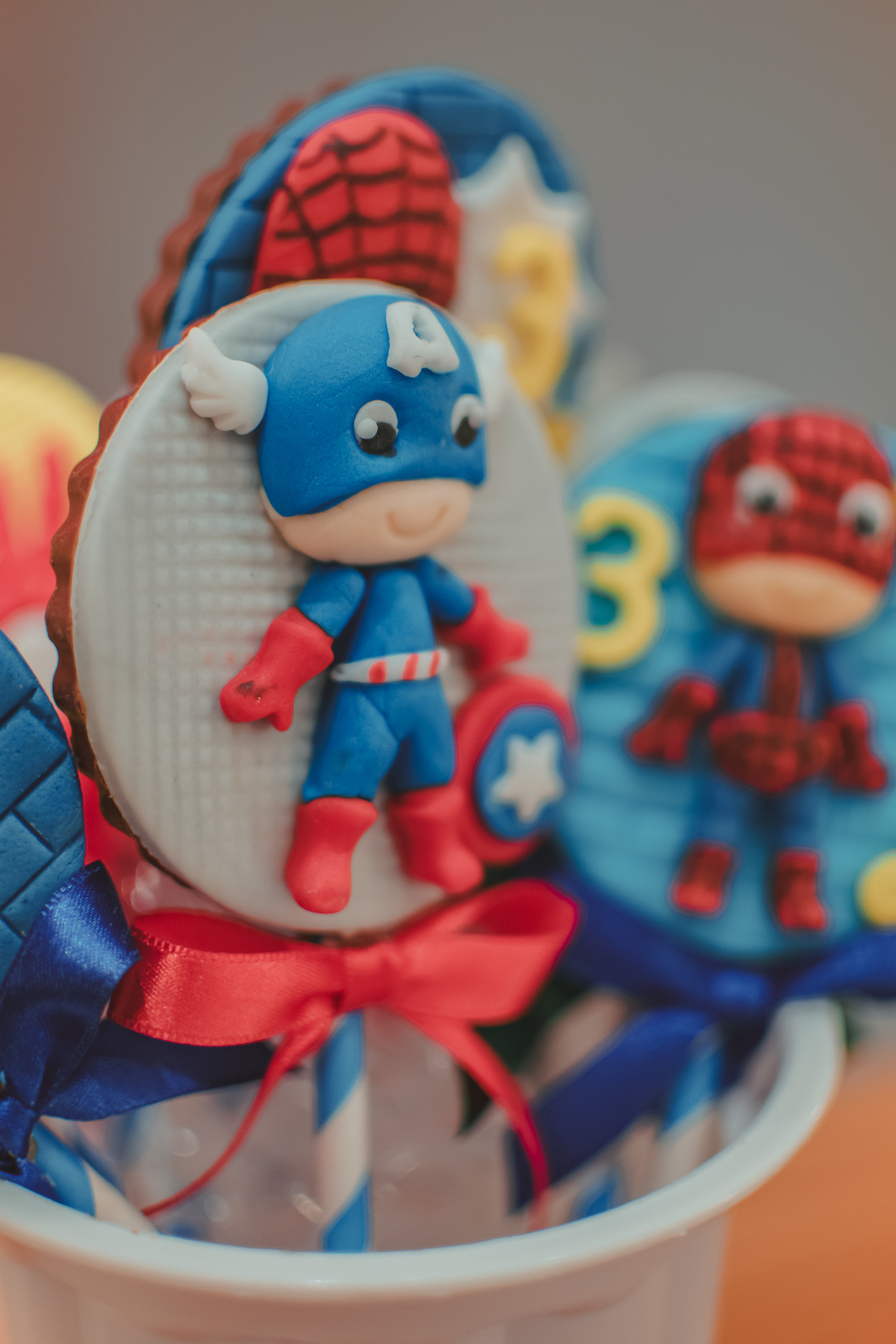 Doce personalizado com o tema capitão américa.