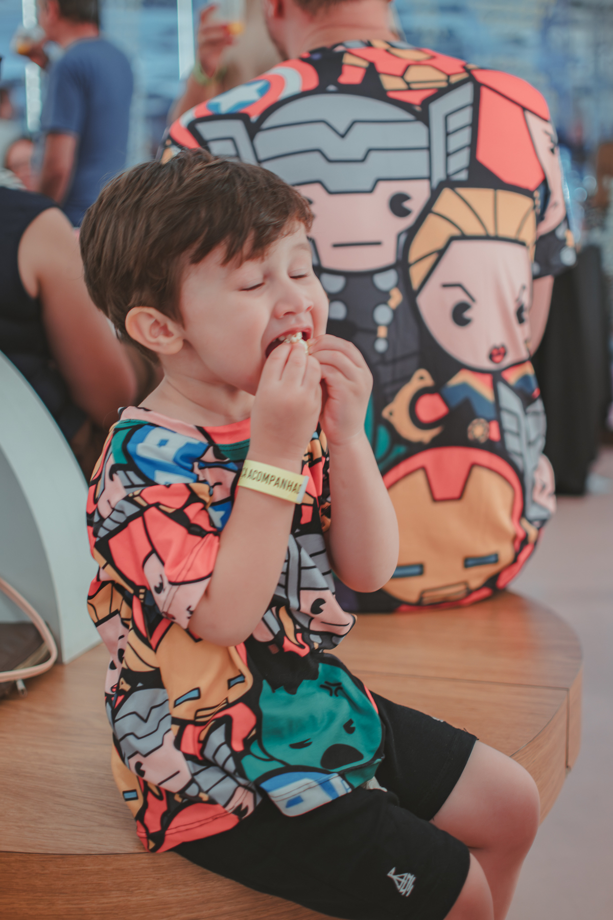 um menino comendo pipocas durante sua festa de aniversário no Playcenter Family em Santo André.