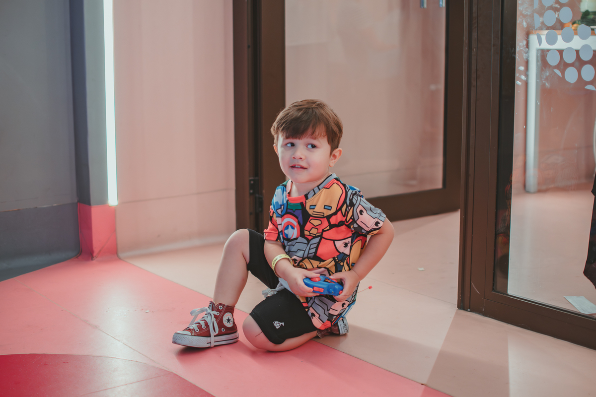 um menino brinancando com um carrinho de controle remoto durante sua festa de aniversário no Playcenter Family.
