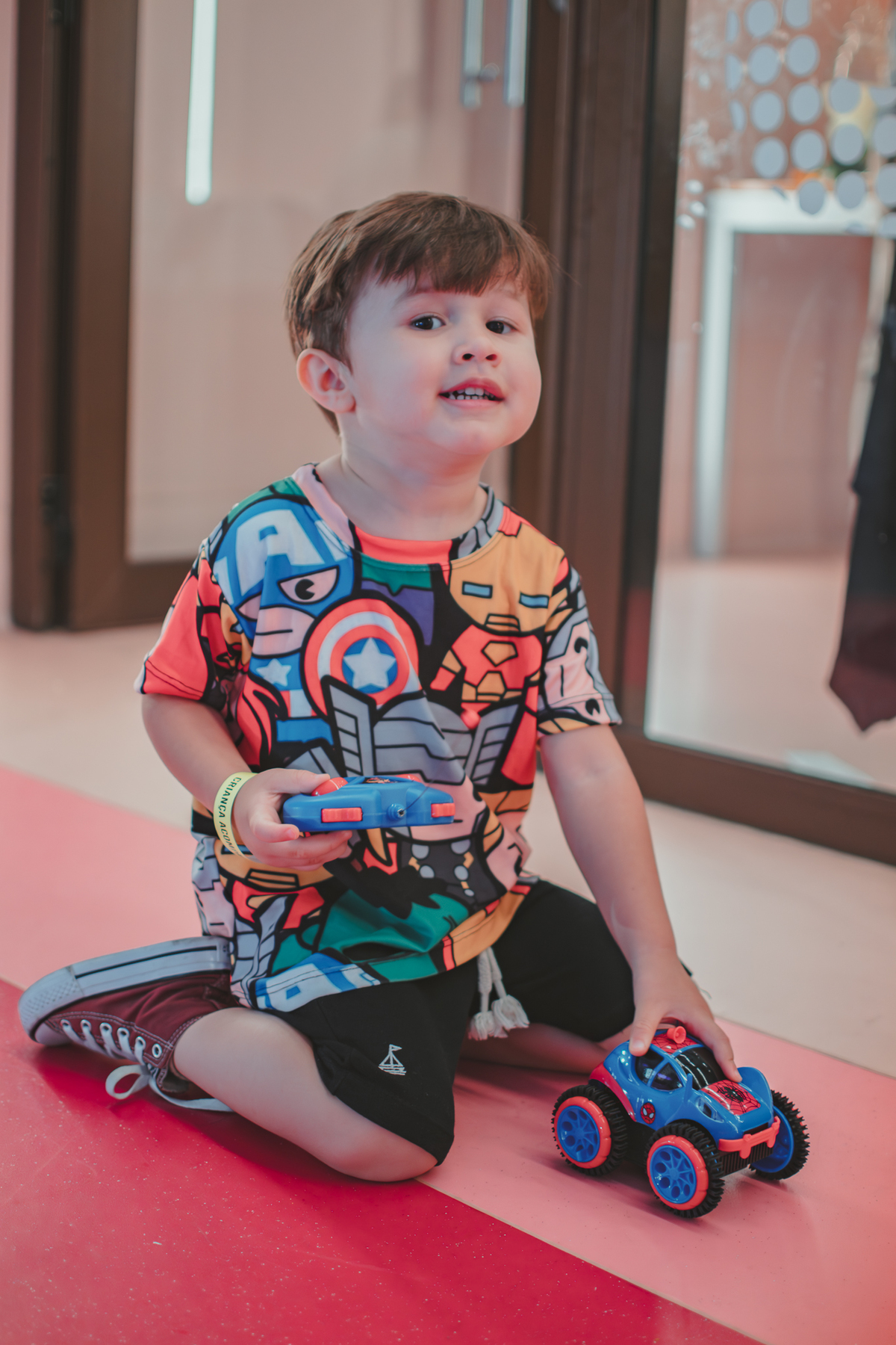 um menino e seu pai, brinancando com um carrinho de controle remoto durante sua festa de aniversário no Playcenter Family.