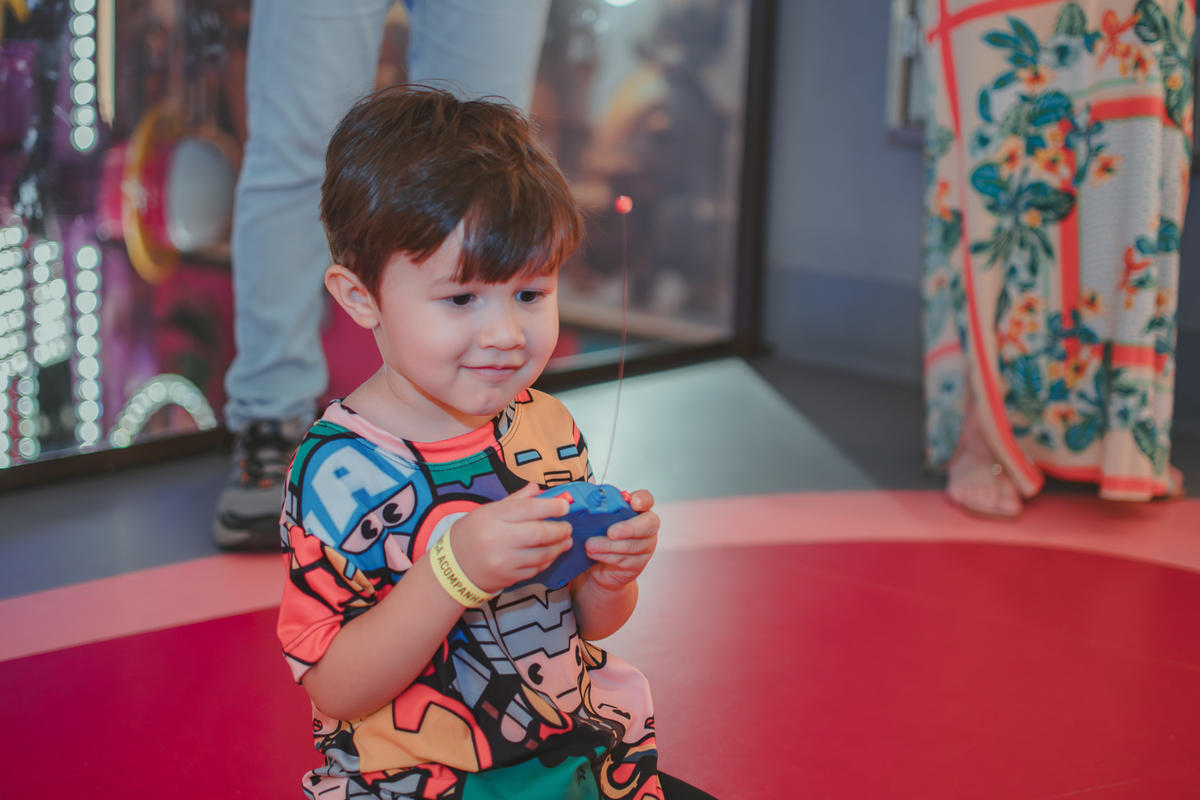 um menino e seu pai, brinancando com um carrinho de controle remoto durante sua festa de aniversário no Playcenter Family.