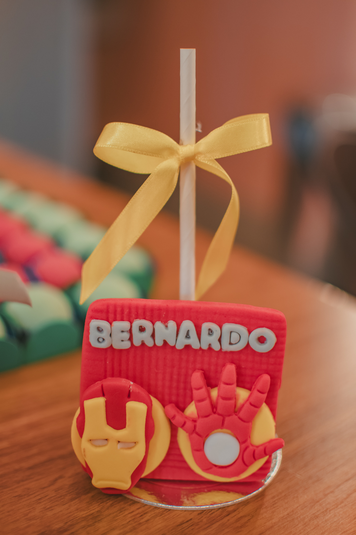Doce de festa personalizado com o homem de ferro e escrito Bernardo.