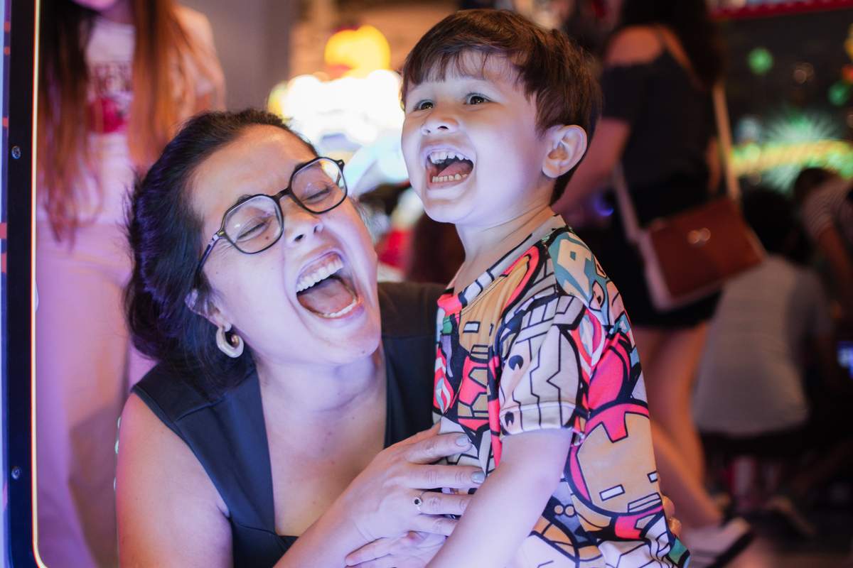 Um menino com sua mãe, brincando de boliche no Playcenter family durante sua festa de aniversário.