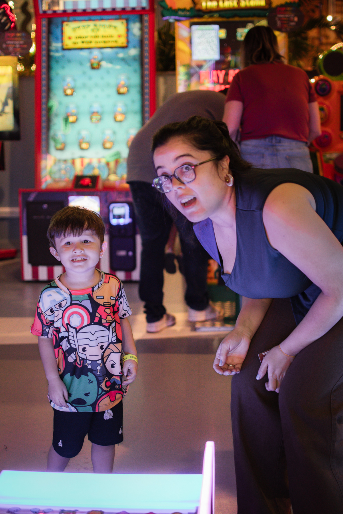 Um menino com sua mãe, brincando de boliche no Playcenter family durante sua festa de aniversário.
