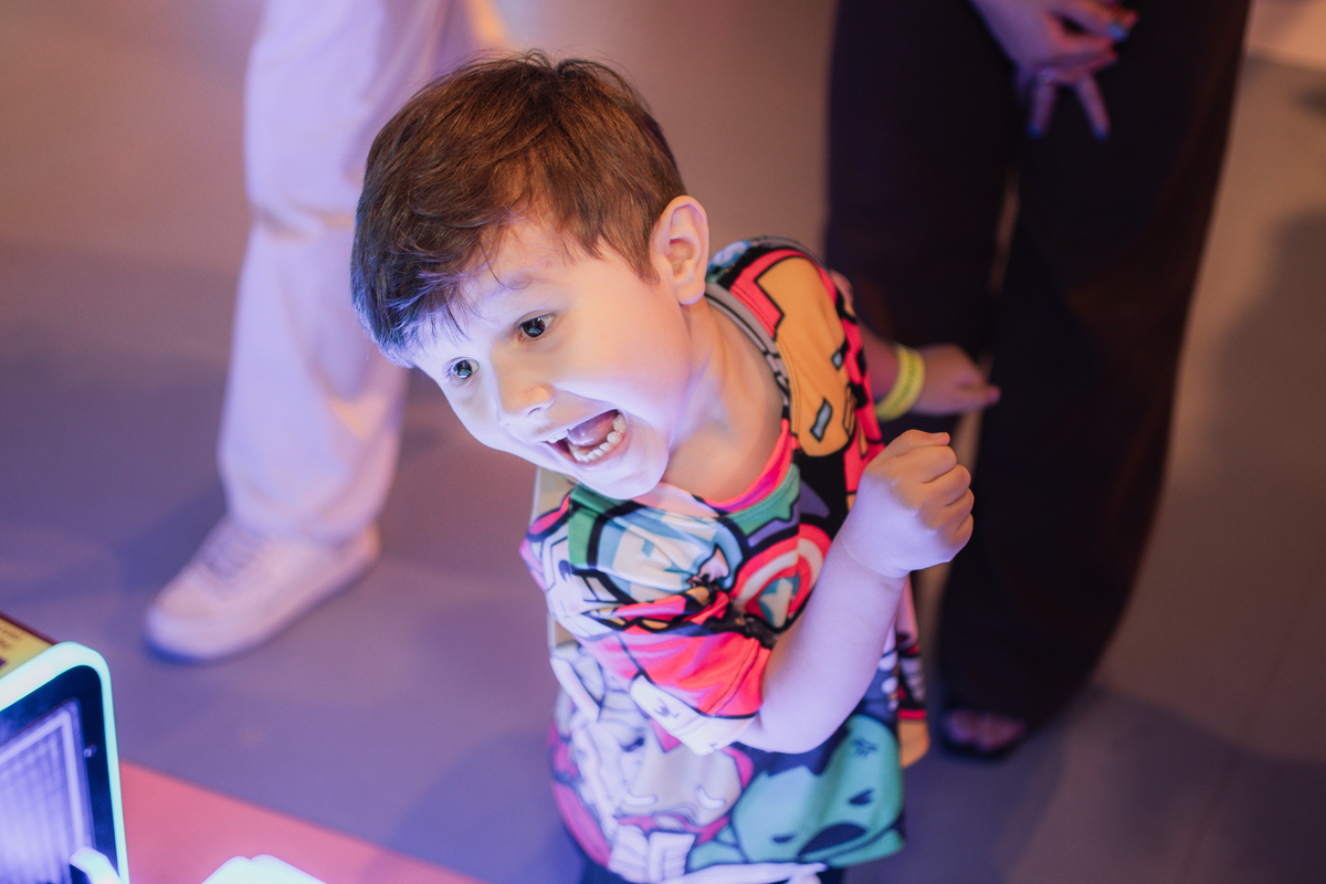 Um menino com sua mãe, brincando de boliche no Playcenter family durante sua festa de aniversário.