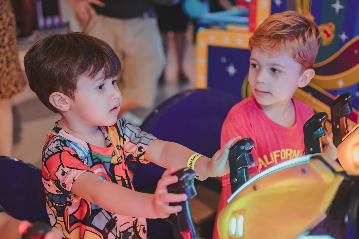Um menino com sua mãe, brincando de boliche no Playcenter family durante sua festa de aniversário.