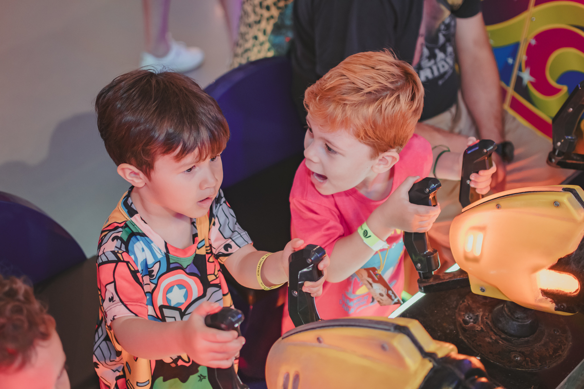 Um menino com sua mãe, brincando de boliche no Playcenter family durante sua festa de aniversário.