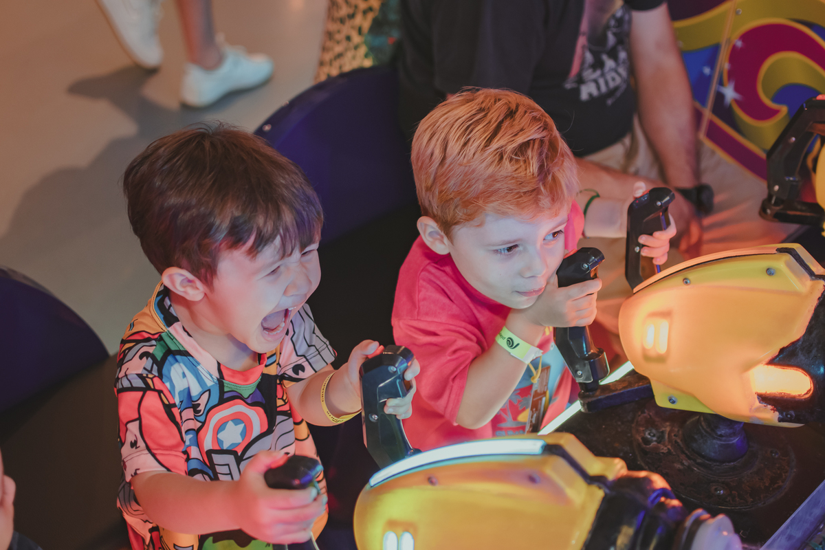 Um menino com sua mãe, brincando de boliche no Playcenter family durante sua festa de aniversário.