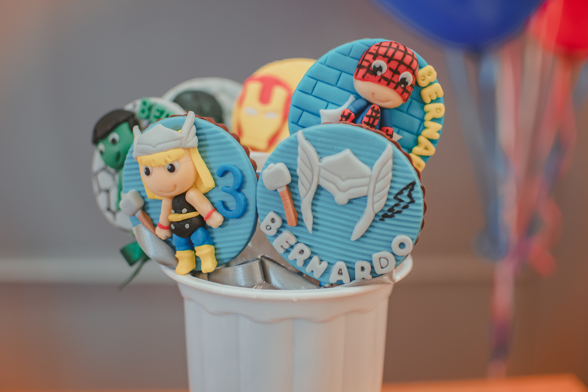 Doces personalizados com tema Super Heróis.