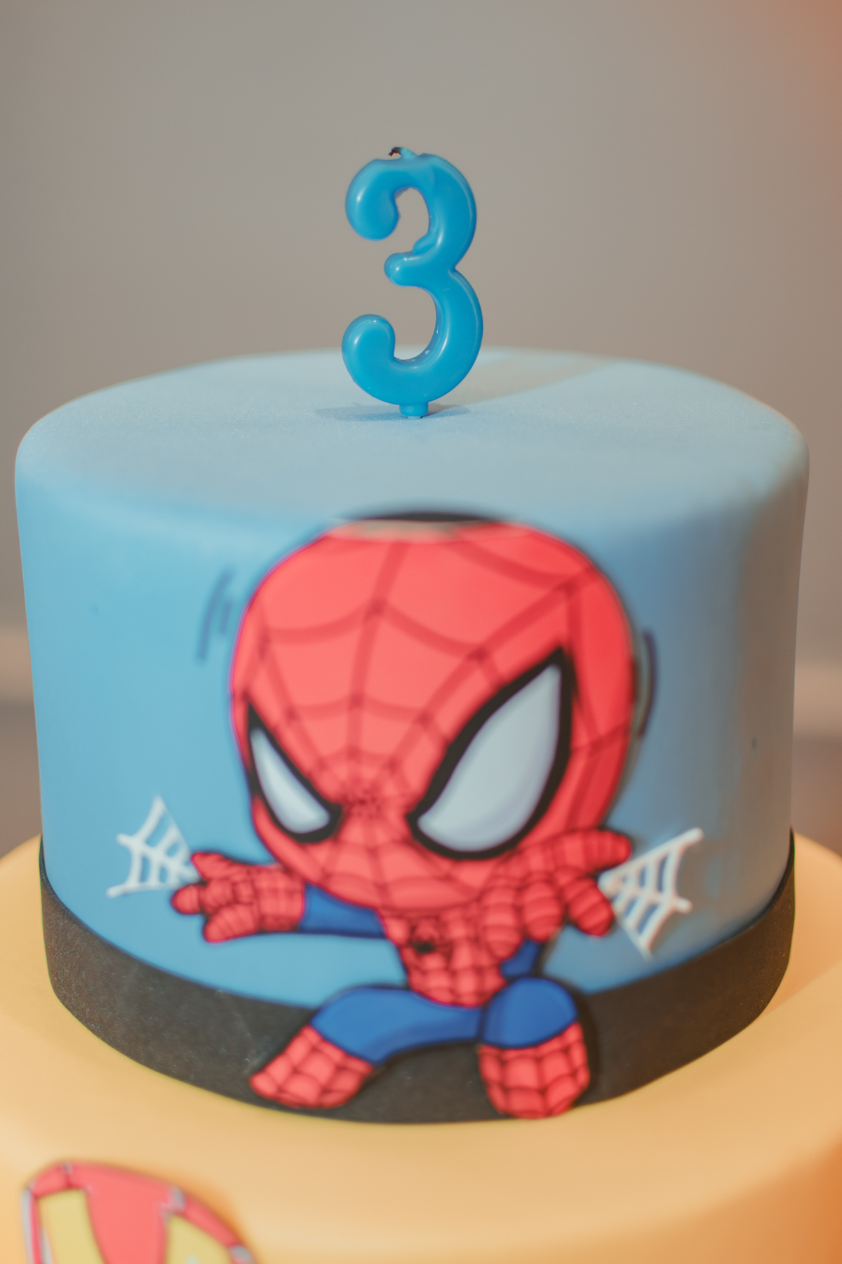 bolo de aniversário decorado com um homem aranha e no topo uma vela de 3 anos.