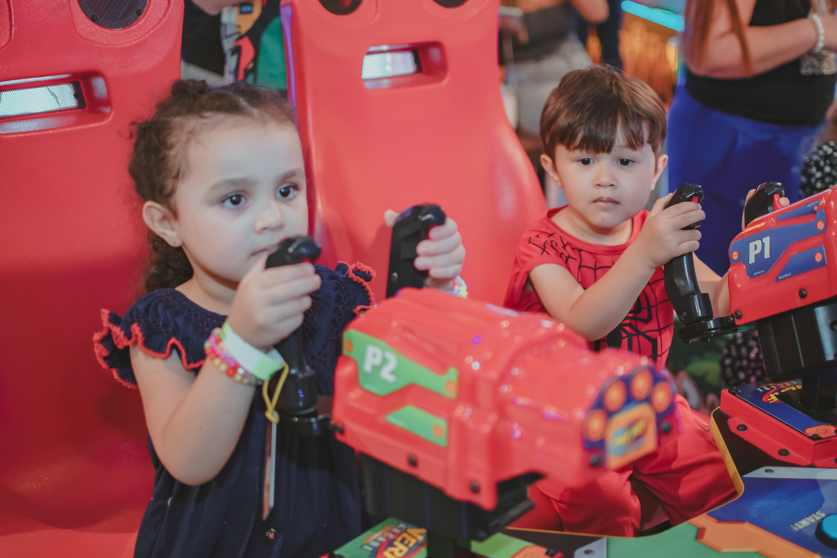 Duas crianças brincando nos brinquedos do Playcenter Family, durante uma festa de aniversário.