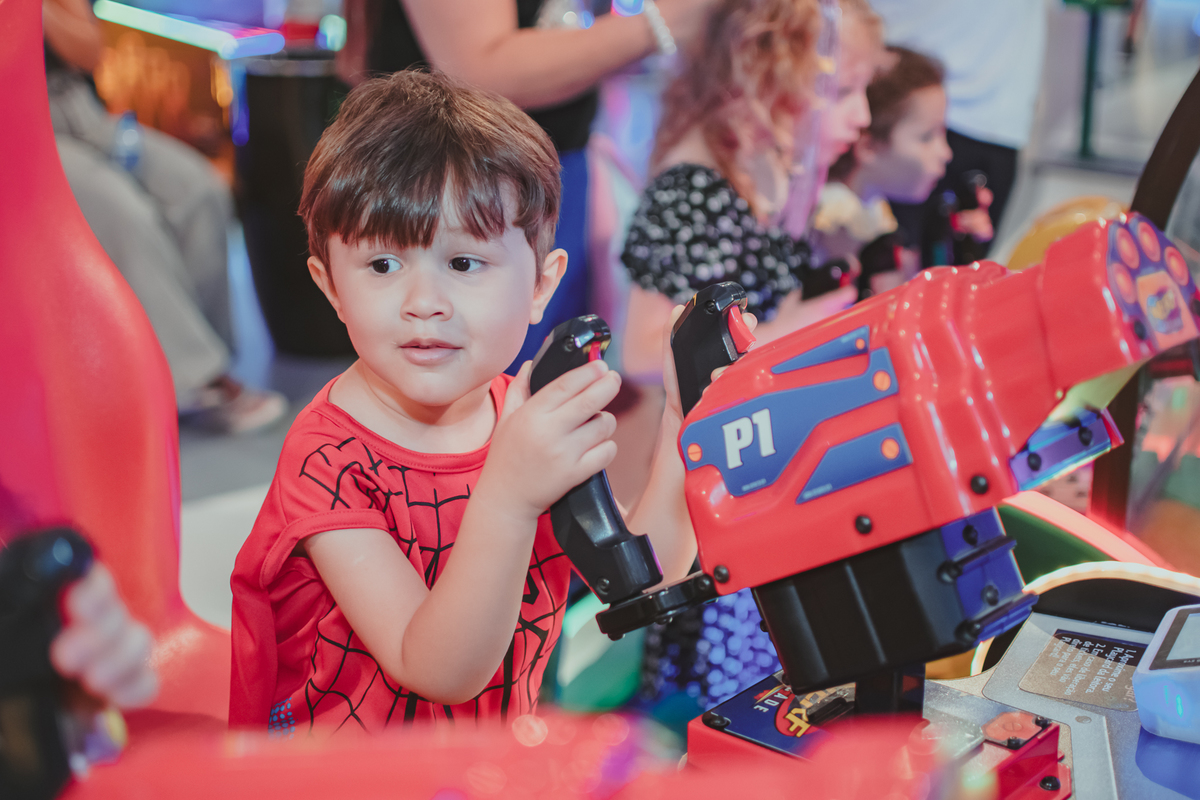 Duas crianças brincando nos brinquedos do Playcenter Family, durante uma festa de aniversário.
