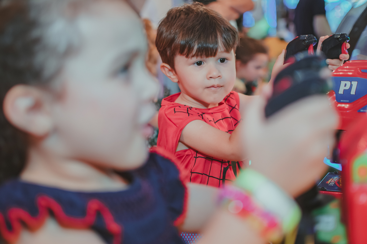 Duas crianças brincando nos brinquedos do Playcenter Family, durante uma festa de aniversário.