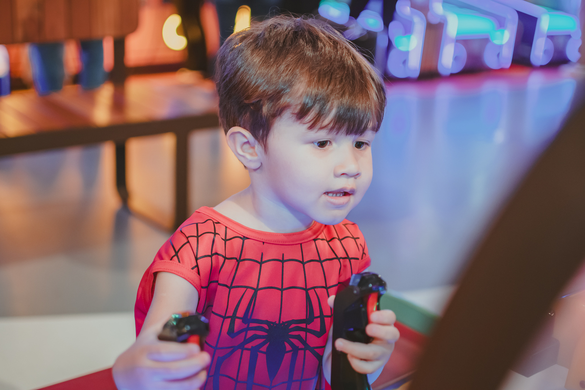 Duas crianças brincando nos brinquedos do Playcenter Family, durante uma festa de aniversário.