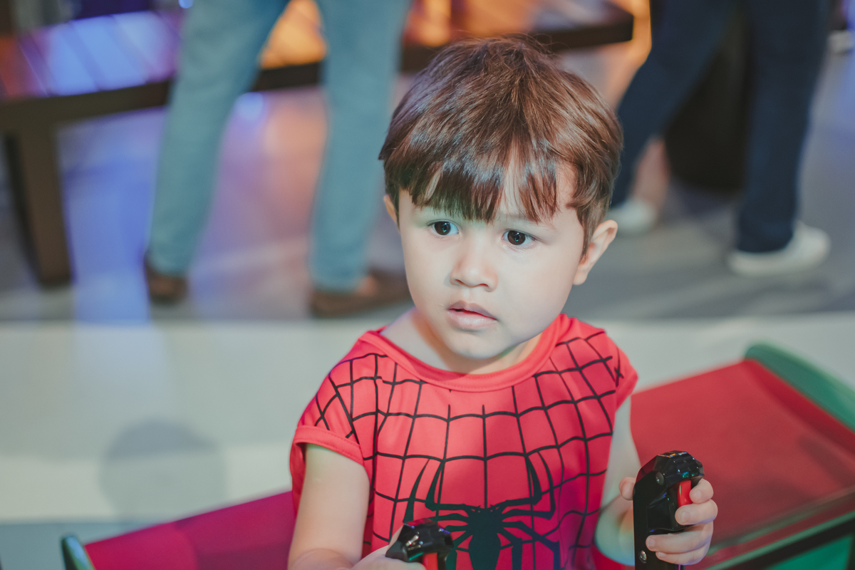 Duas crianças brincando nos brinquedos do Playcenter Family, durante uma festa de aniversário.