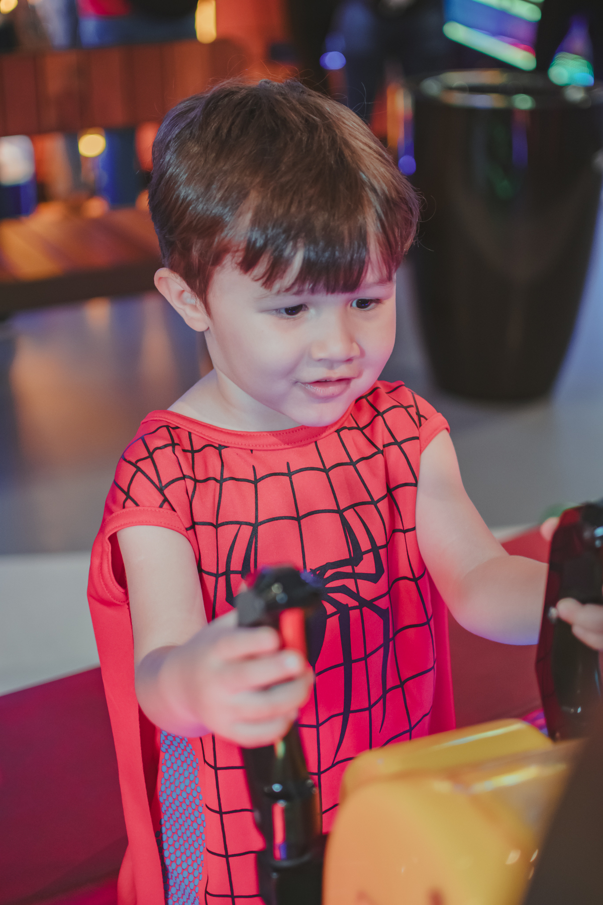 Duas crianças brincando nos brinquedos do Playcenter Family, durante uma festa de aniversário.