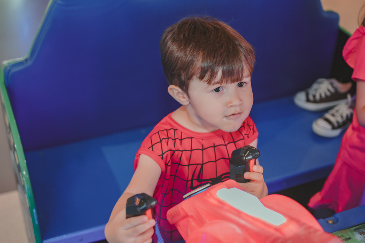 Duas crianças brincando nos brinquedos do Playcenter Family, durante uma festa de aniversário.
